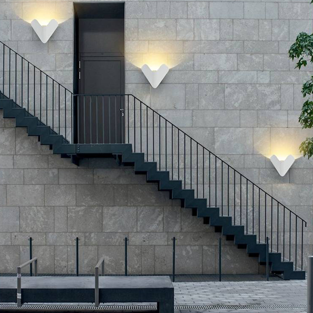 Ray Minimalist Triangle Metal Outdoor Wall Lamp, Balck/White - Neutralighting
