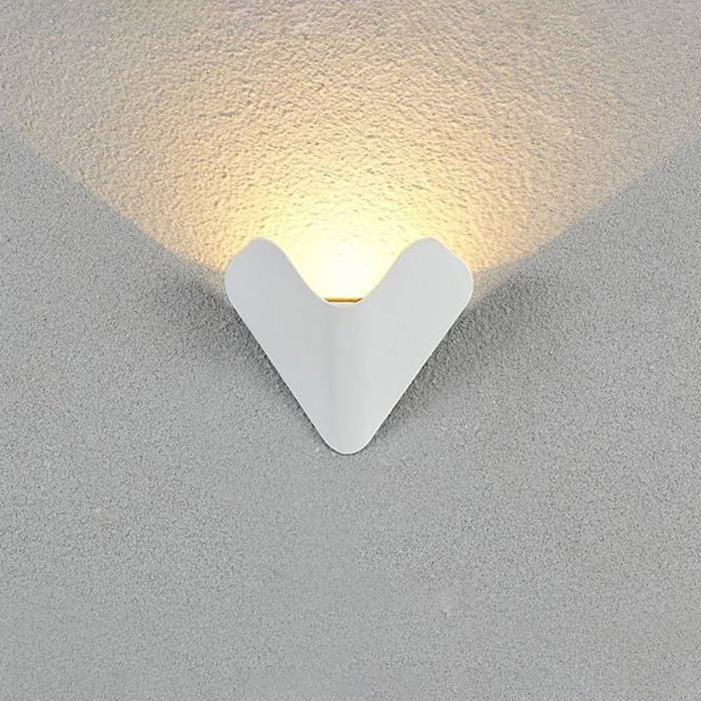 Ray Minimalist Triangle Metal Outdoor Wall Lamp, Balck/White - Neutralighting