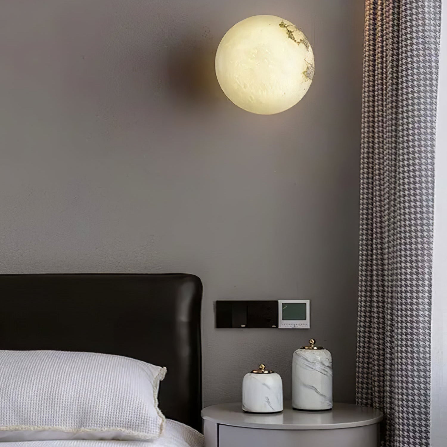 Lynq Alabaster Mini Orb Wall Lamp - Neutralighting