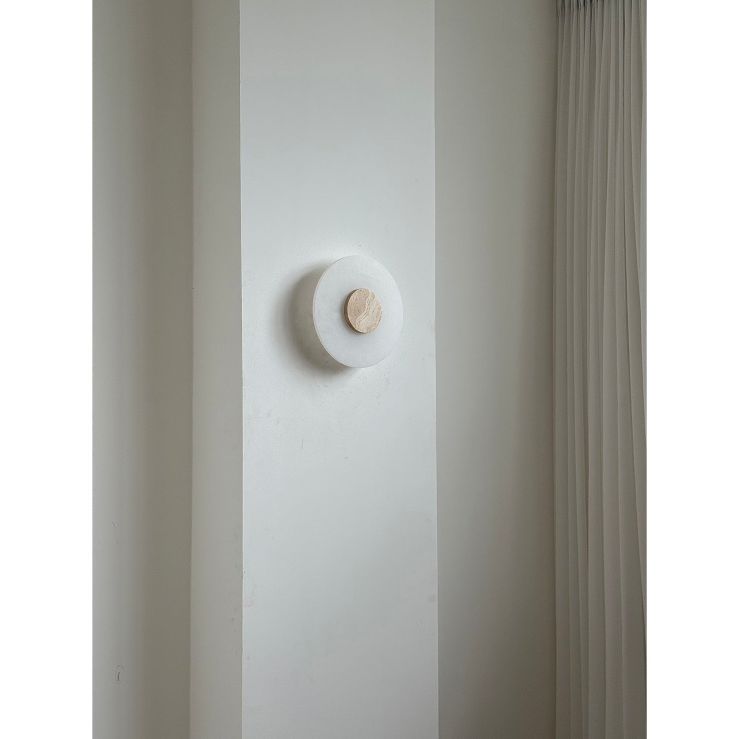 Rauduvyi Modern Minimalist Alabaster Wall Lamp - Neutralighting