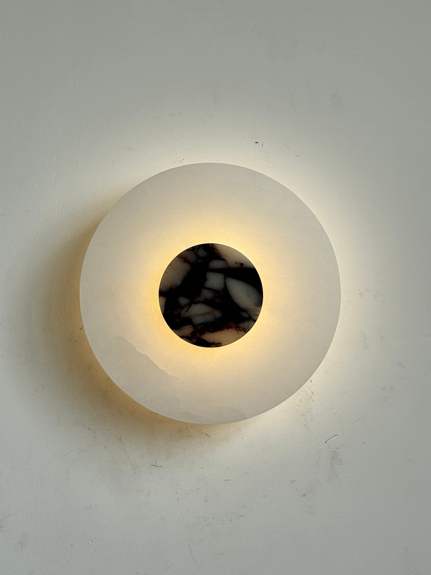 Rauduvyi Modern Minimalist Alabaster Wall Lamp - Neutralighting