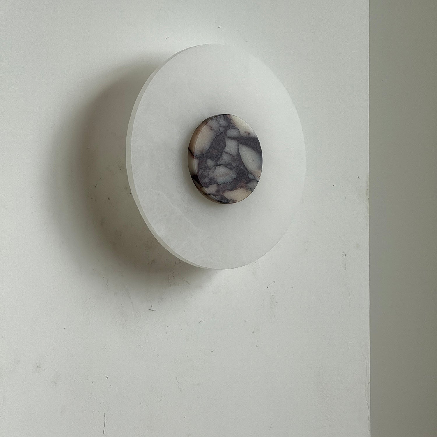 Rauduvyi Modern Minimalist Alabaster Wall Lamp - Neutralighting