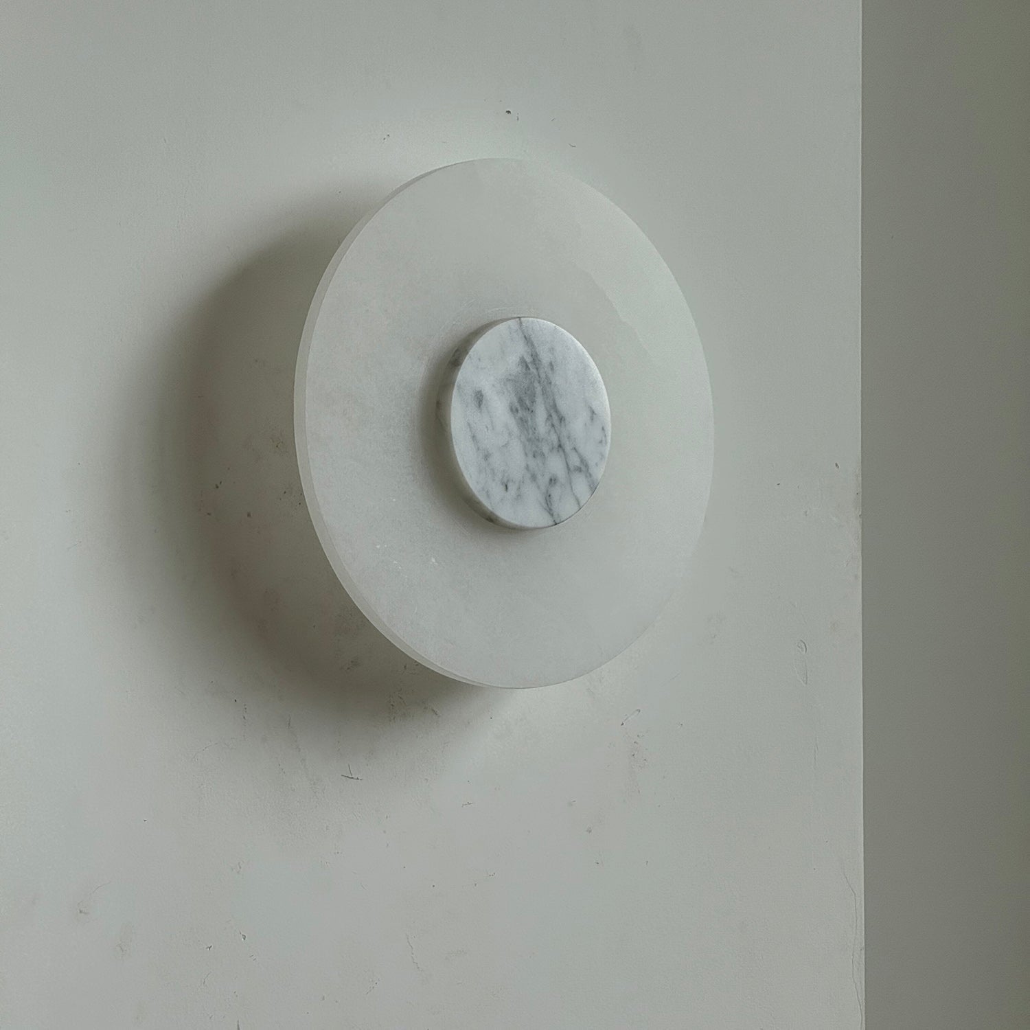 Rauduvyi Modern Minimalist Alabaster Wall Lamp - Neutralighting
