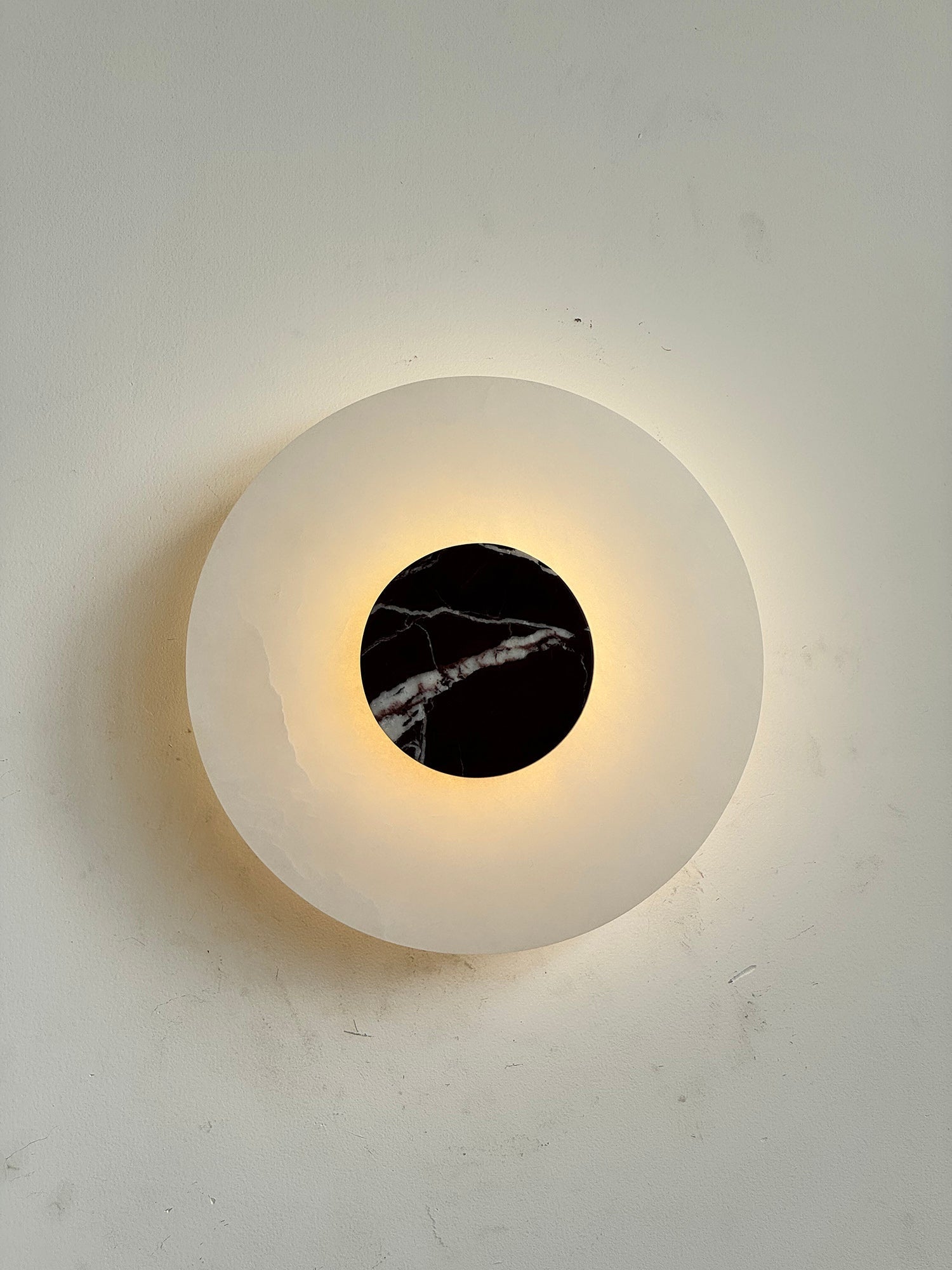 Rauduvyi Modern Minimalist Alabaster Wall Lamp - Neutralighting