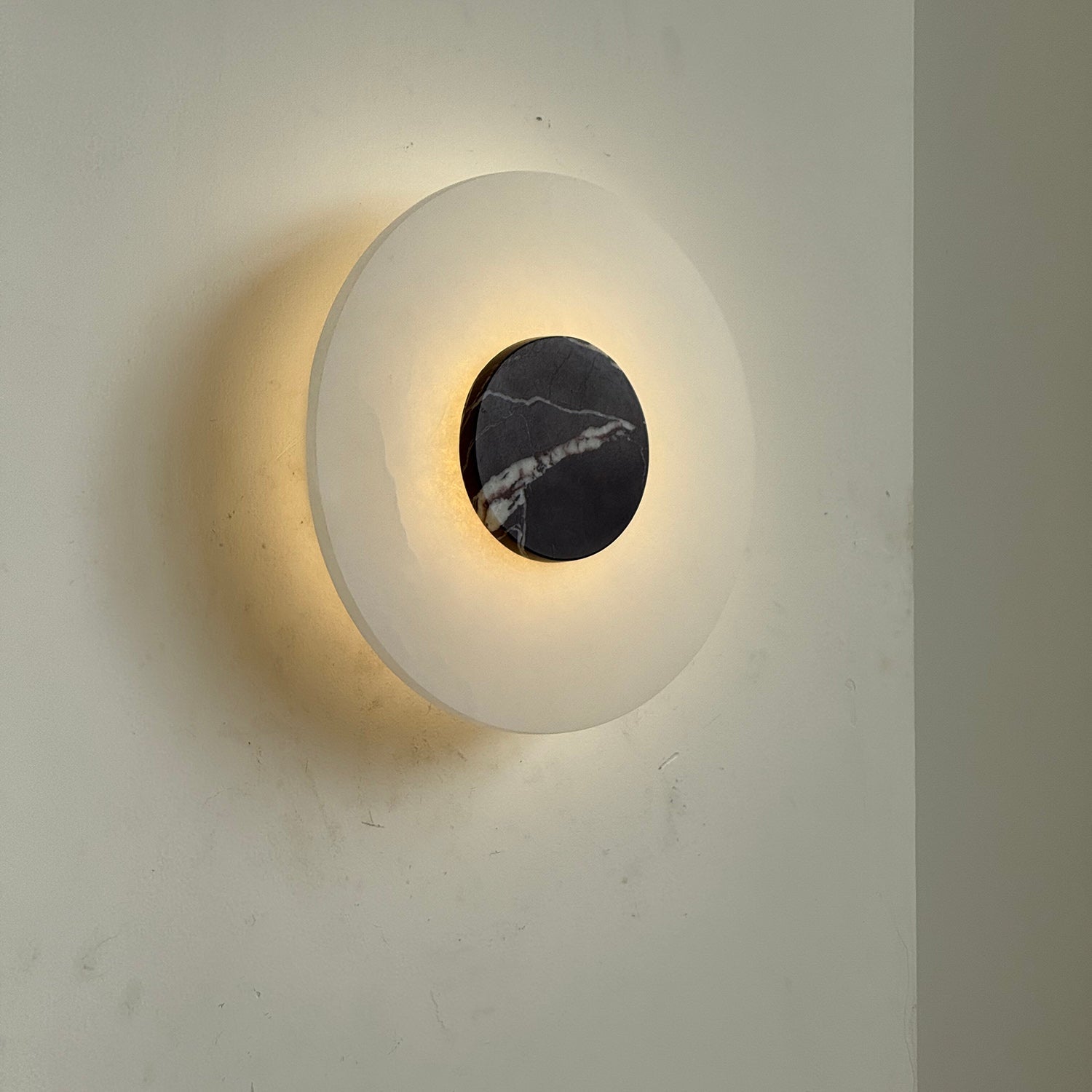 Rauduvyi Modern Minimalist Alabaster Wall Lamp - Neutralighting