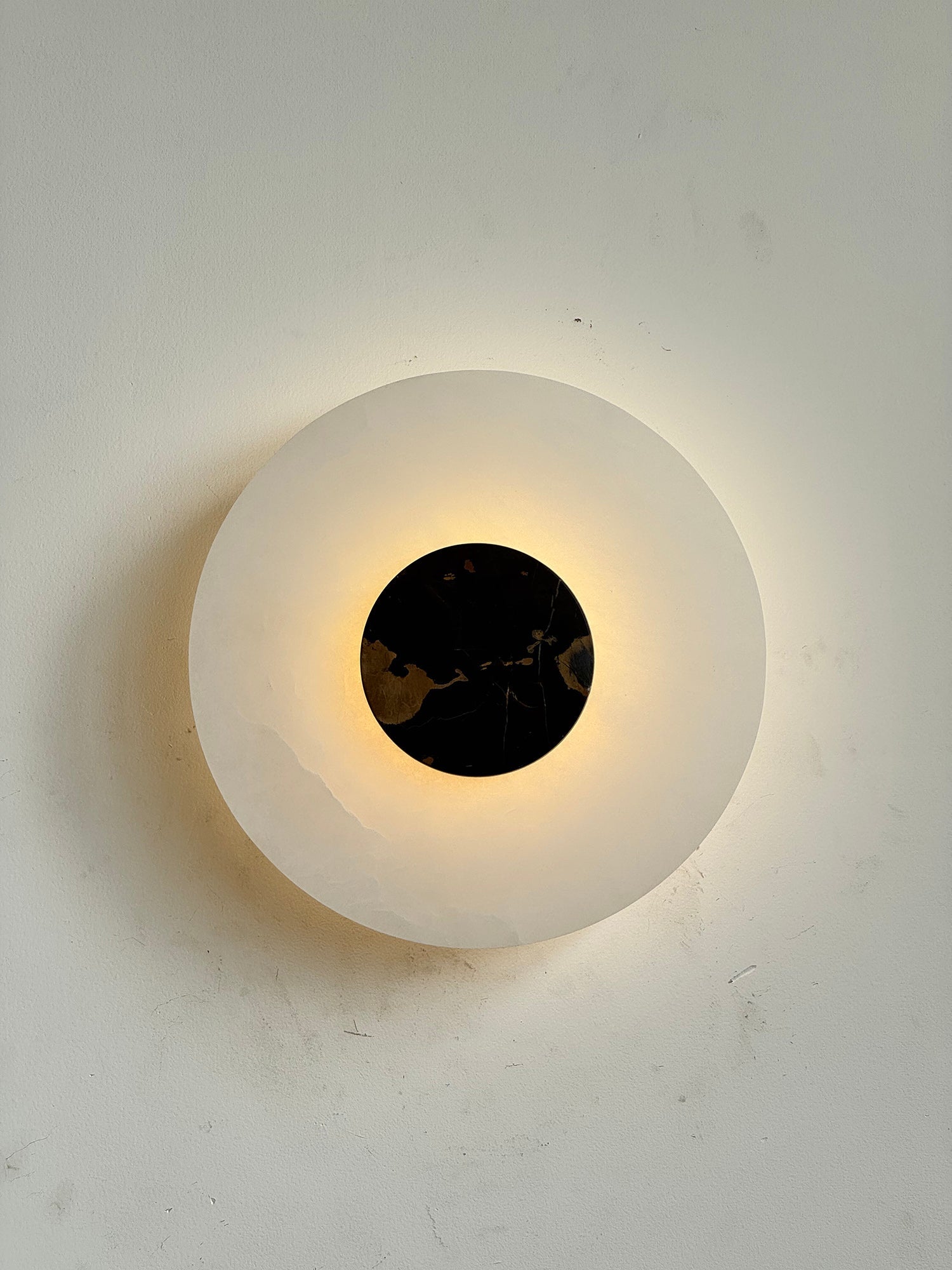 Rauduvyi Modern Minimalist Alabaster Wall Lamp - Neutralighting
