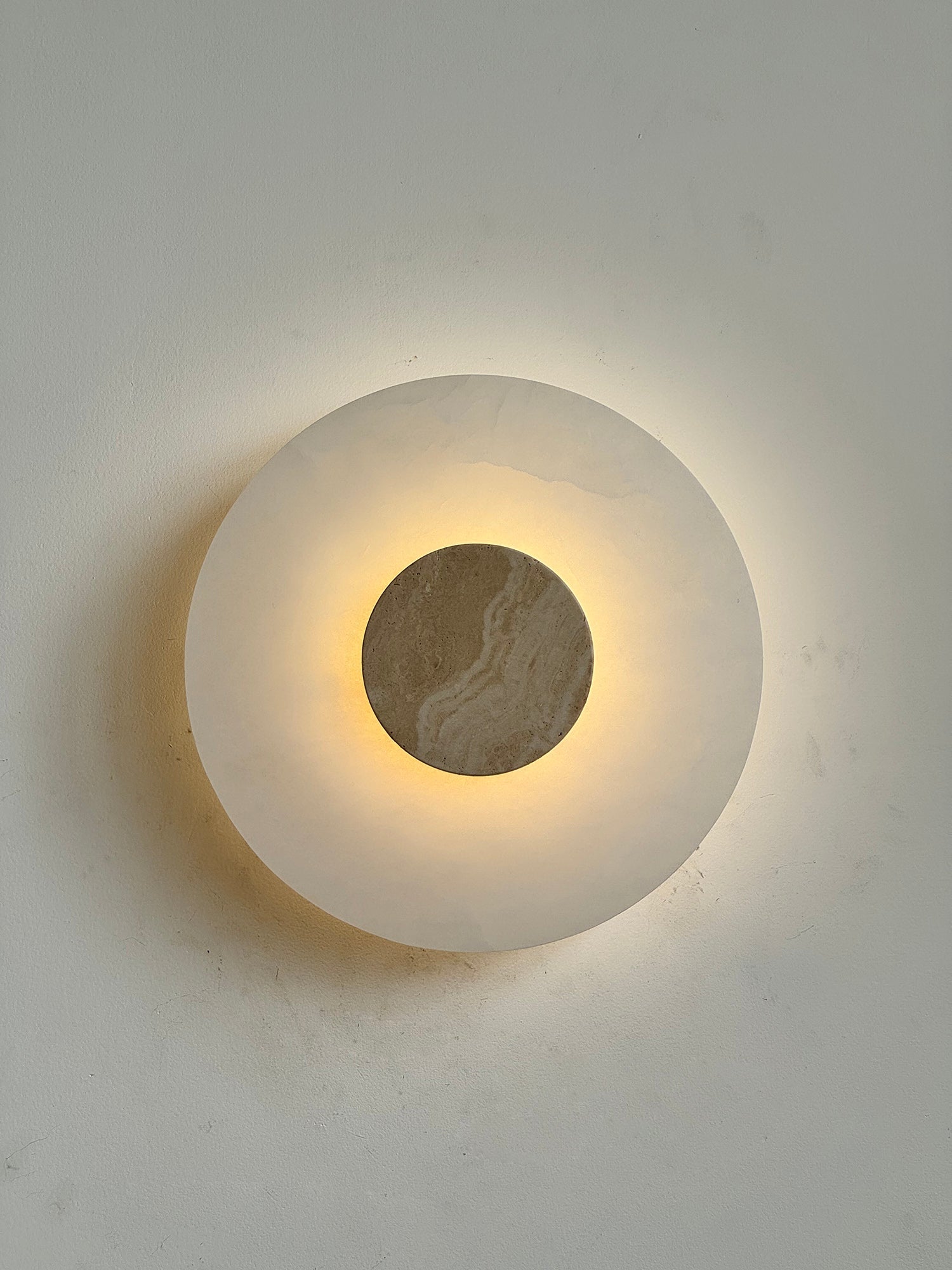 Rauduvyi Modern Minimalist Alabaster Wall Lamp - Neutralighting