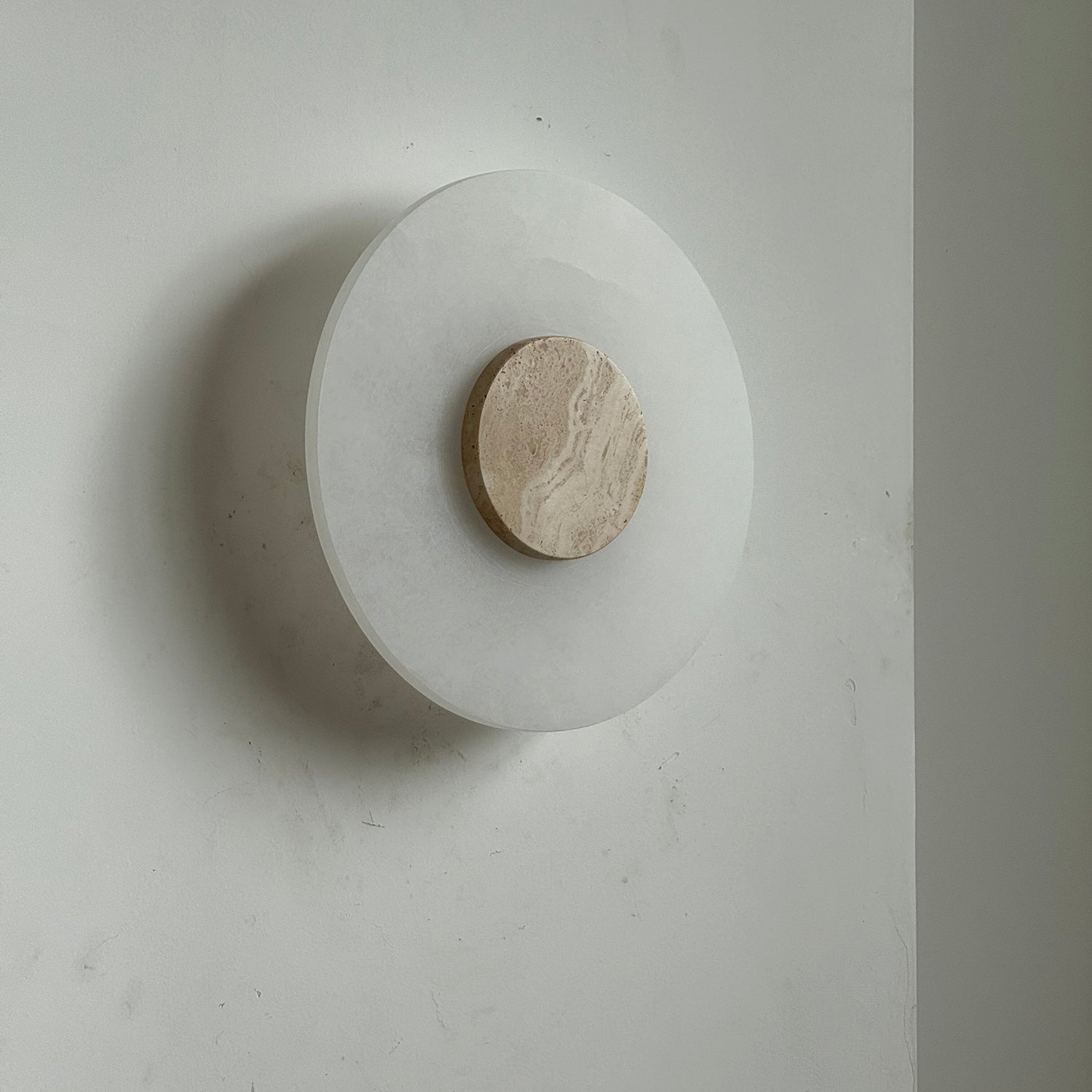 Rauduvyi Modern Minimalist Alabaster Wall Lamp - Neutralighting