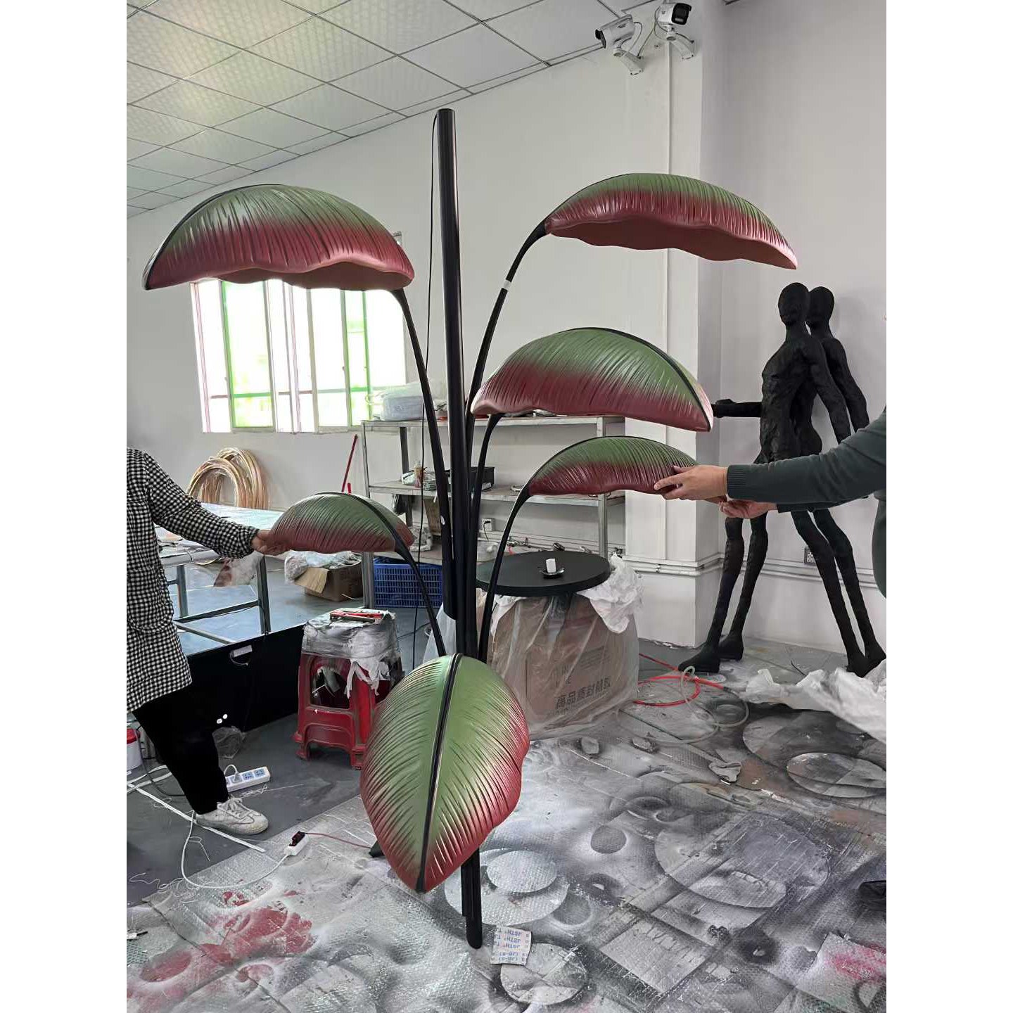 Rauduvyu Modern Minimalist Leaf Black Metal Chandelier - Neutralighting