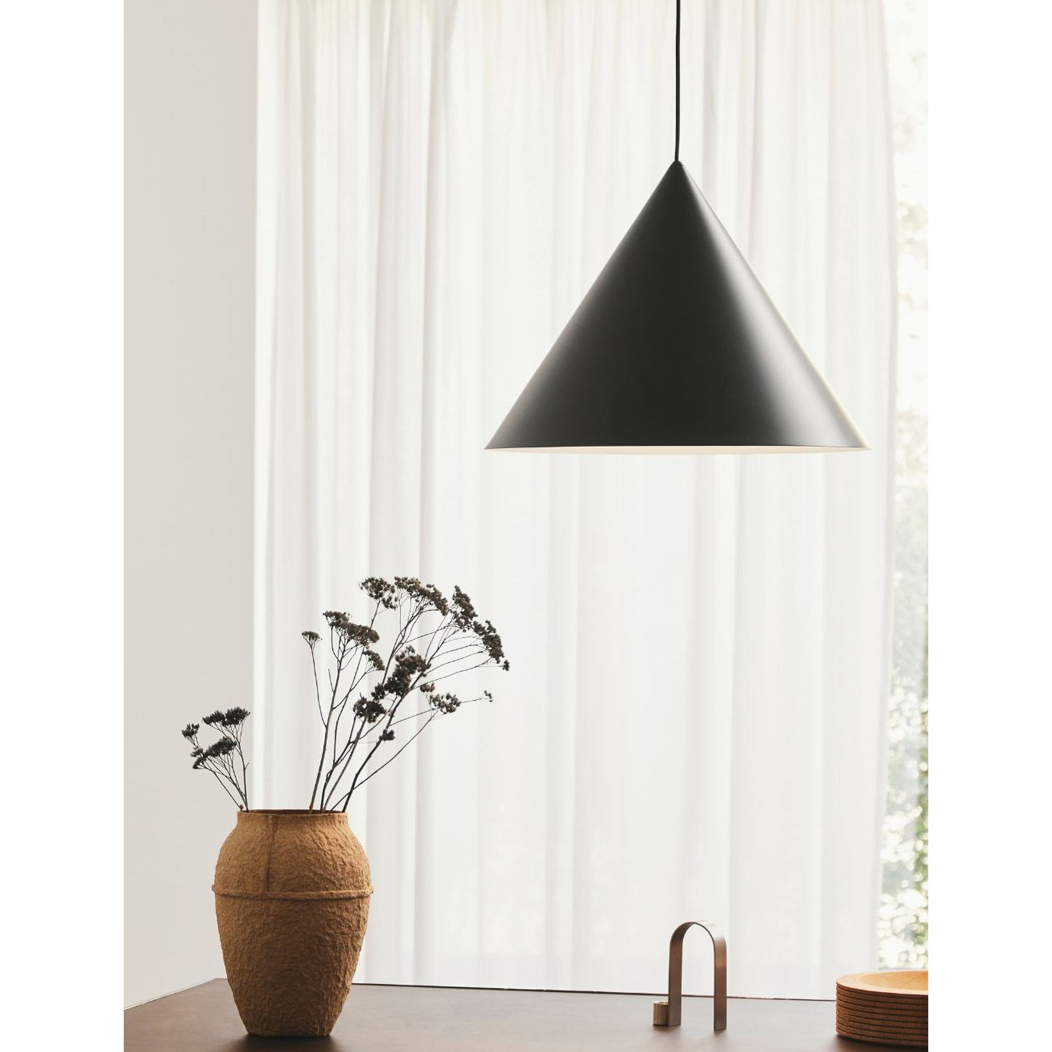 Caeluvyu Modern Minimalist Dark Metal Pendant Lamp - Neutralighting