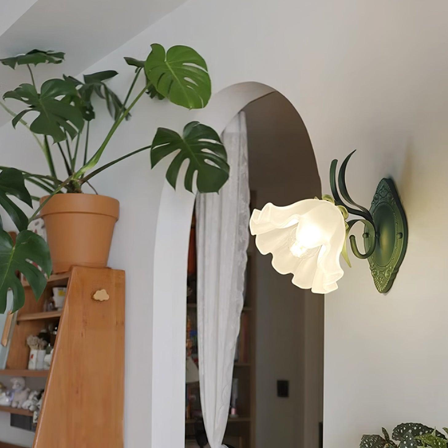Wall Lamp Vintage Floral Glass Shade for Bedroom and Living Room - Neutralighting