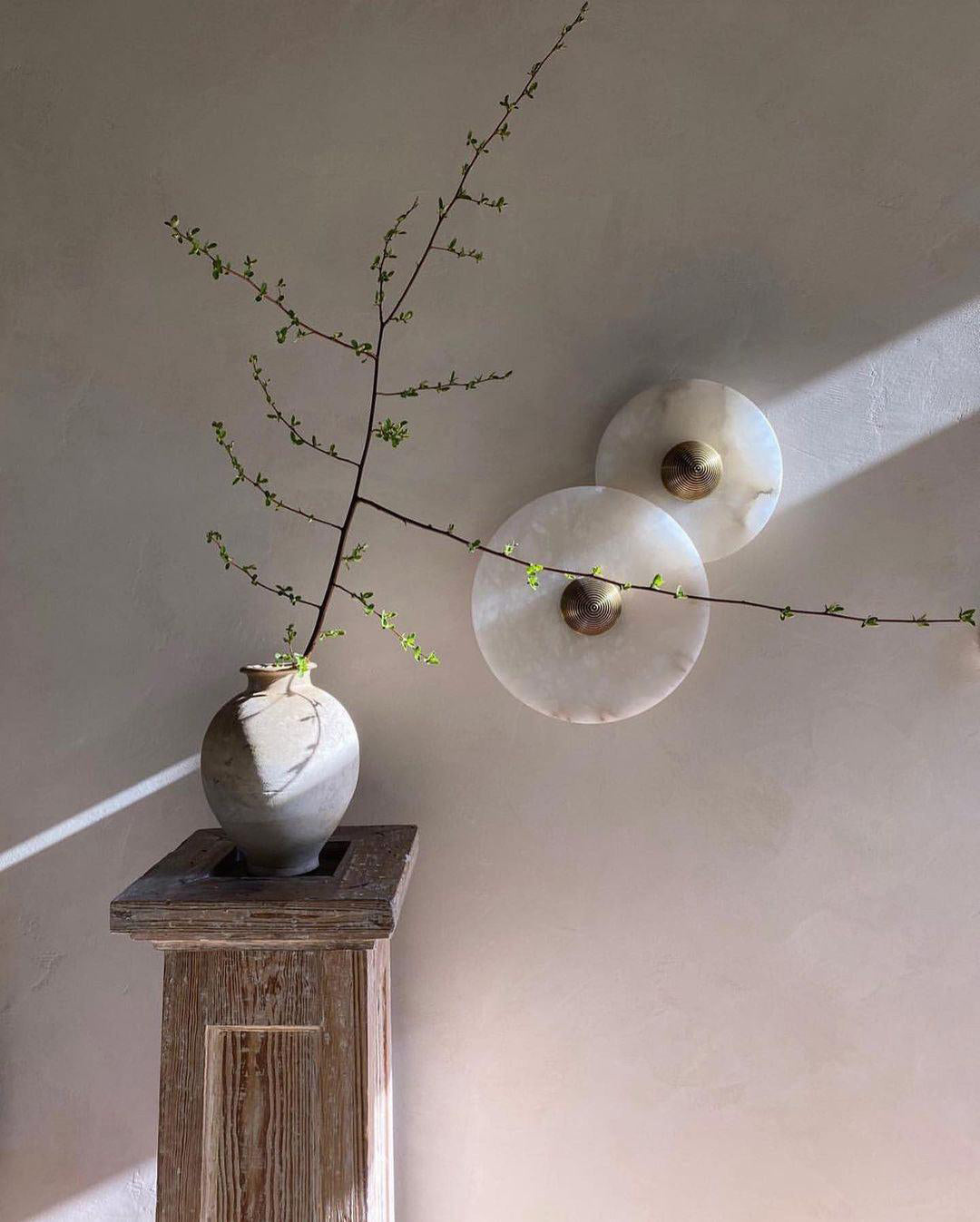 Round Wall Lamp Alabaster Fluted Brass - Neutralighting
