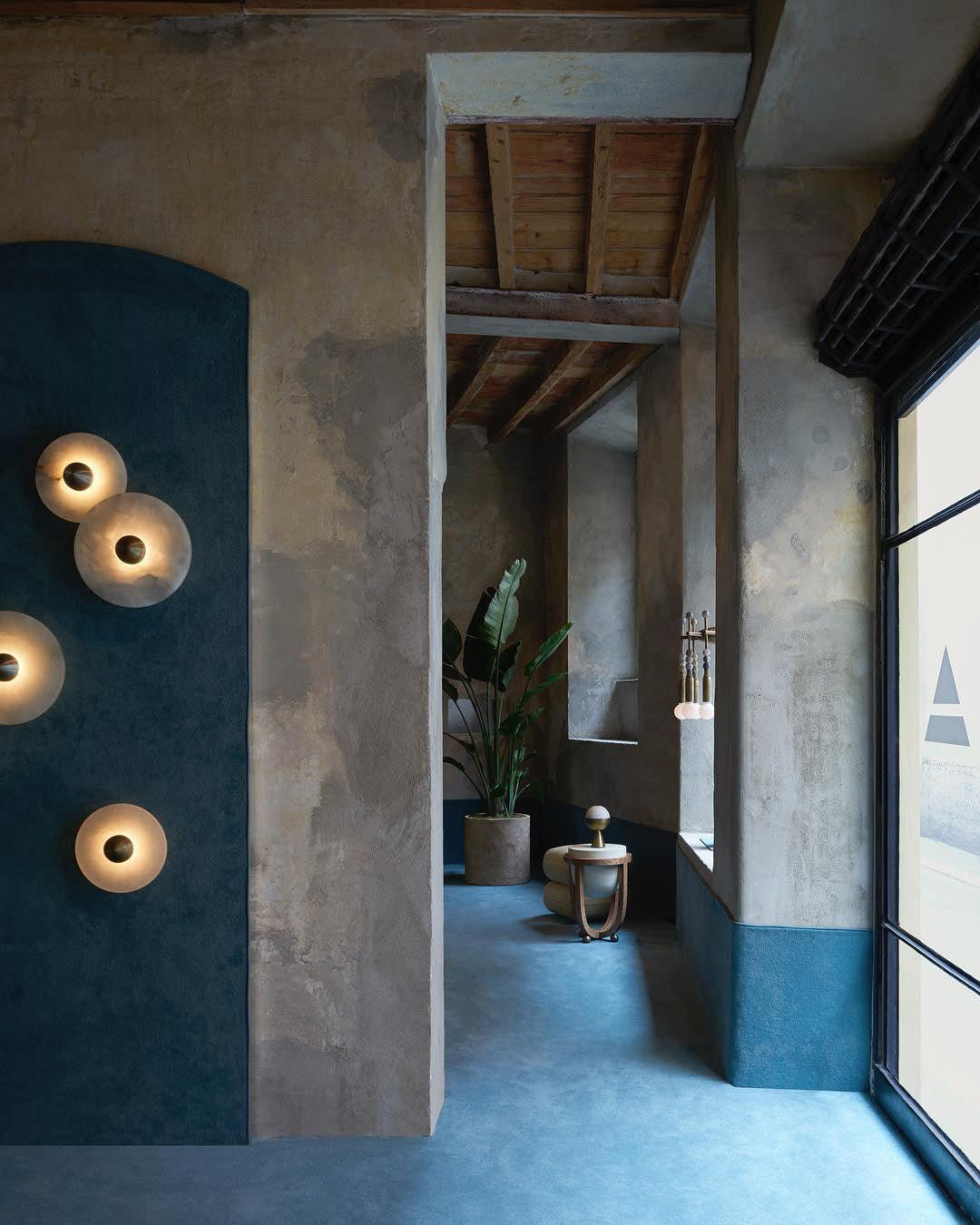 Round Wall Lamp Alabaster Fluted Brass - Neutralighting