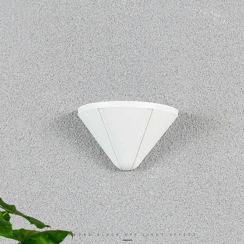 Ray Modern Cone Metal Outdoor Wall Lamp, Black - Neutralighting