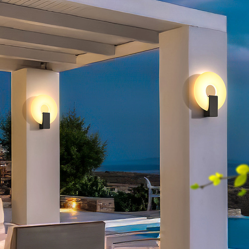 Ray Modern Metal/Acrylic Solar Waterproof Outdoor Wall Lamp, Black/White - Neutralighting