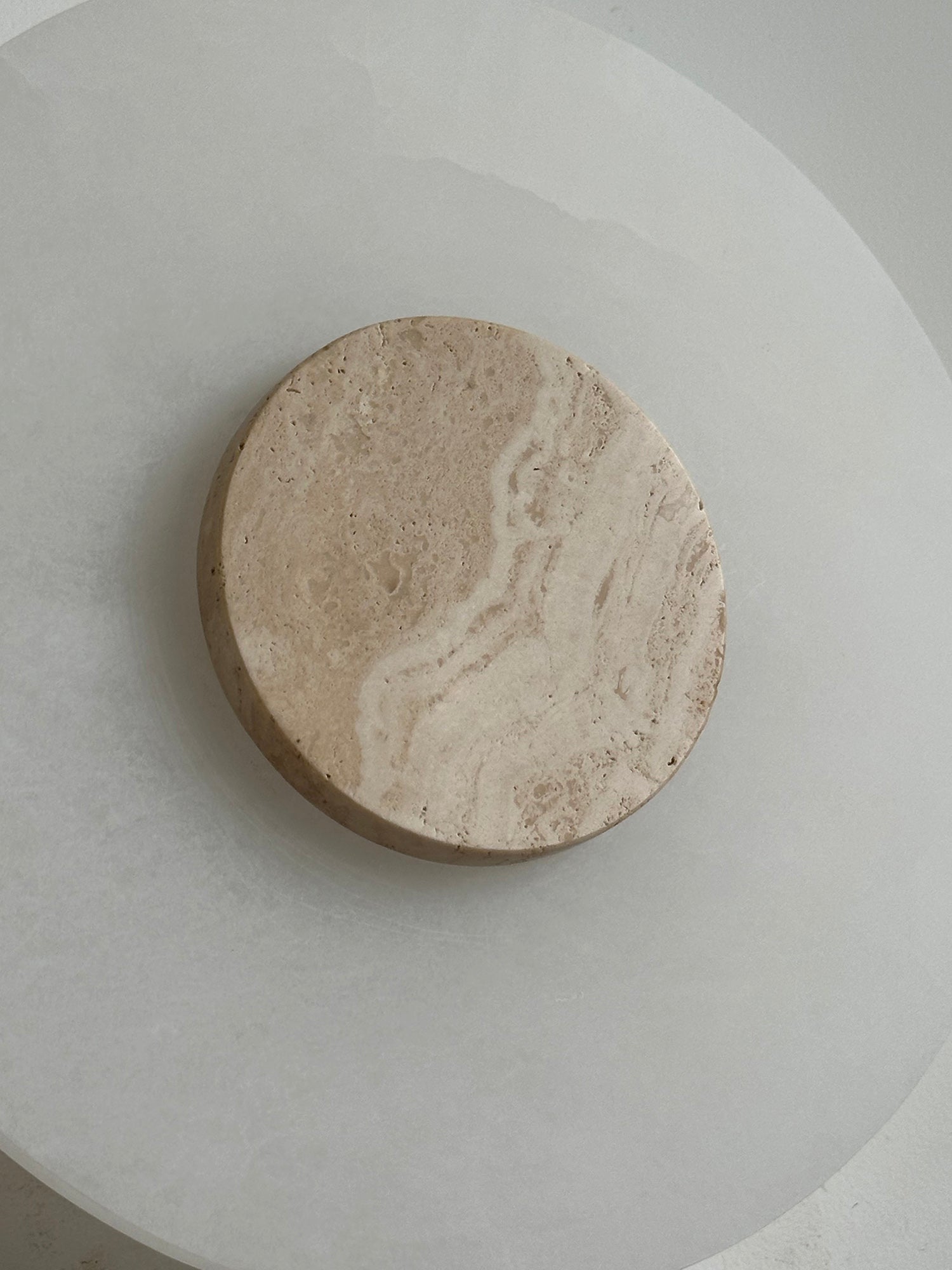 Rauduvyi Modern Minimalist Alabaster Wall Lamp - Neutralighting