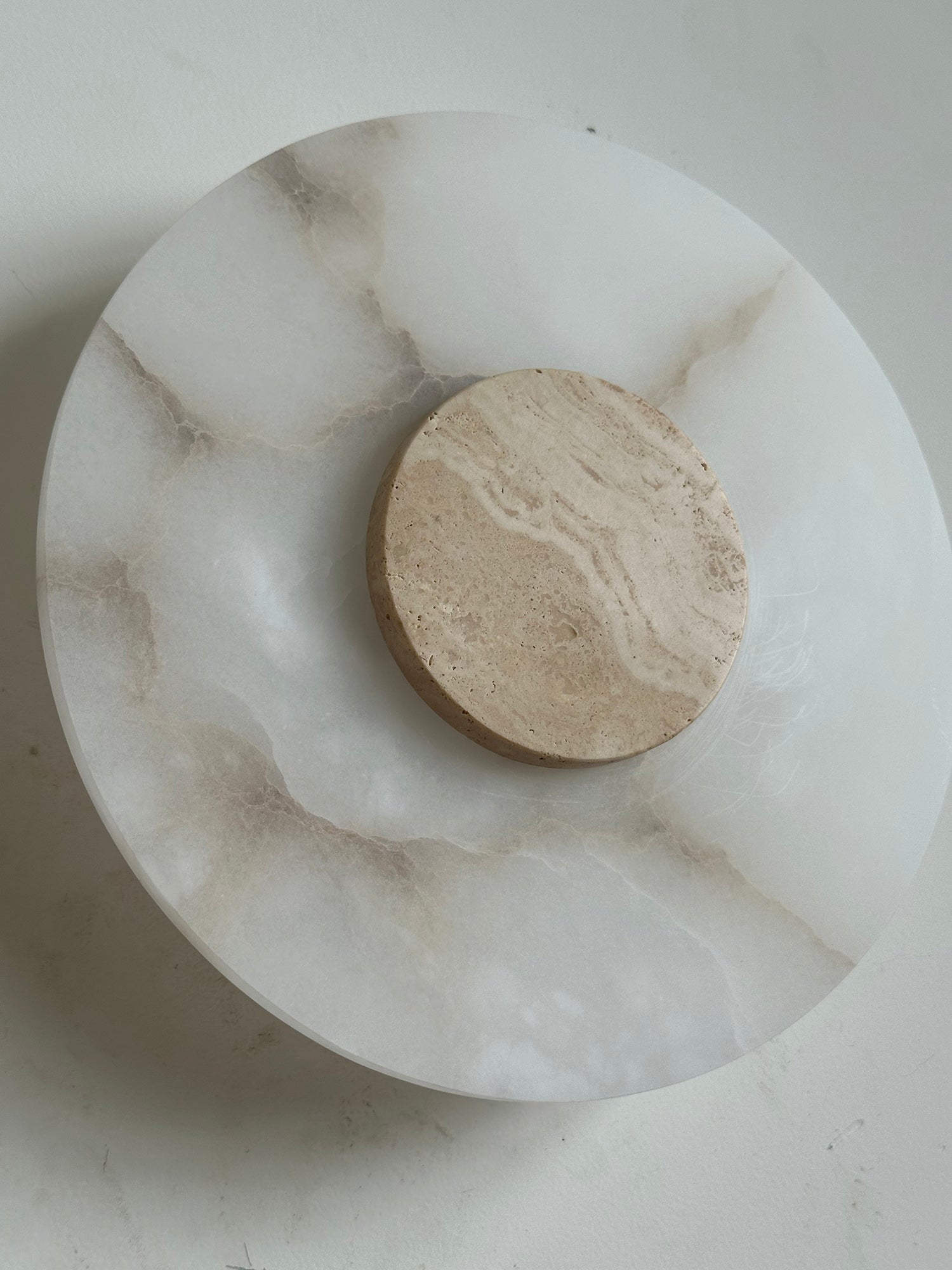 Rauduvyi Modern Minimalist Alabaster Wall Lamp - Neutralighting