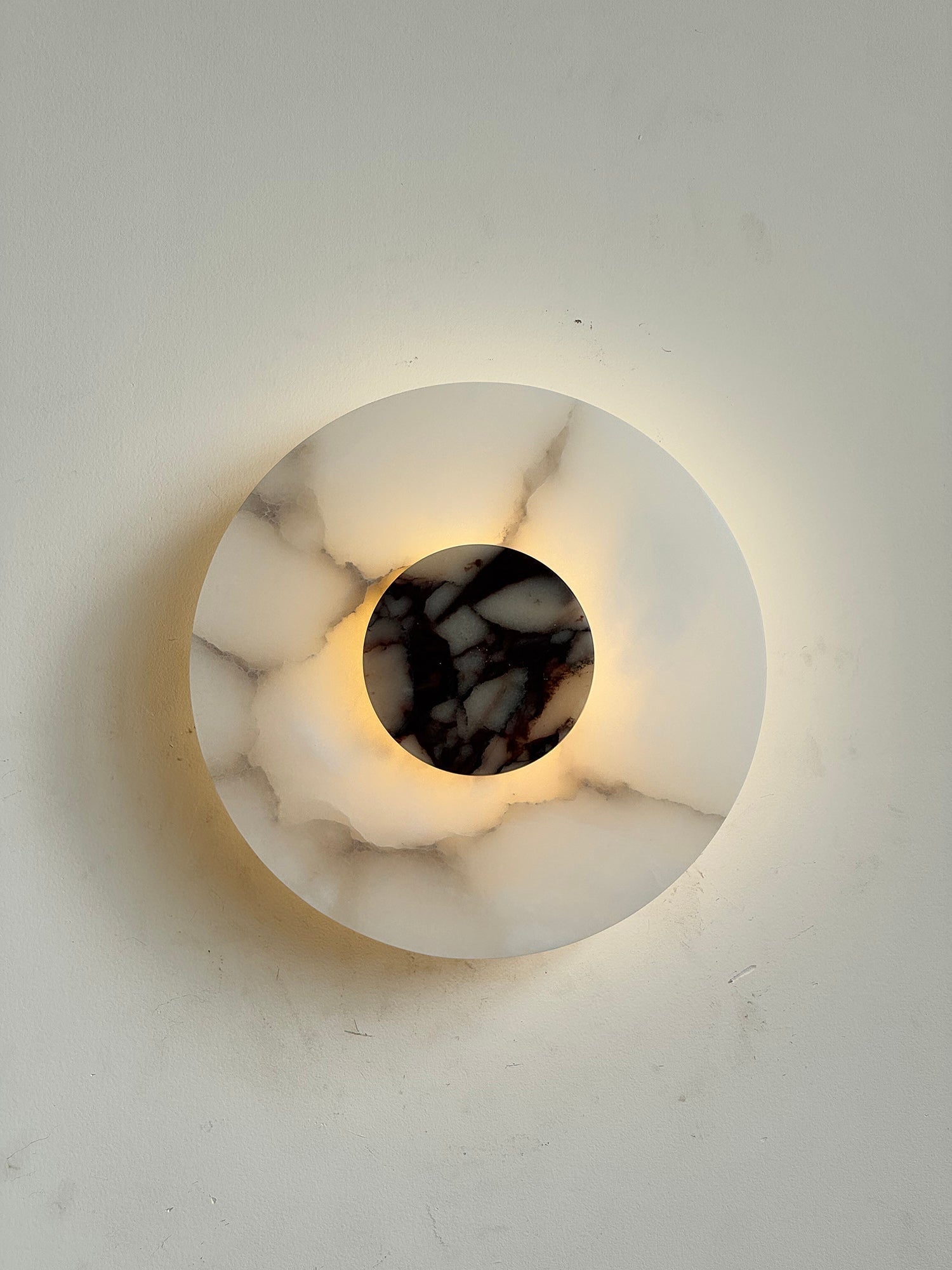 Rauduvyi Modern Minimalist Alabaster Wall Lamp - Neutralighting