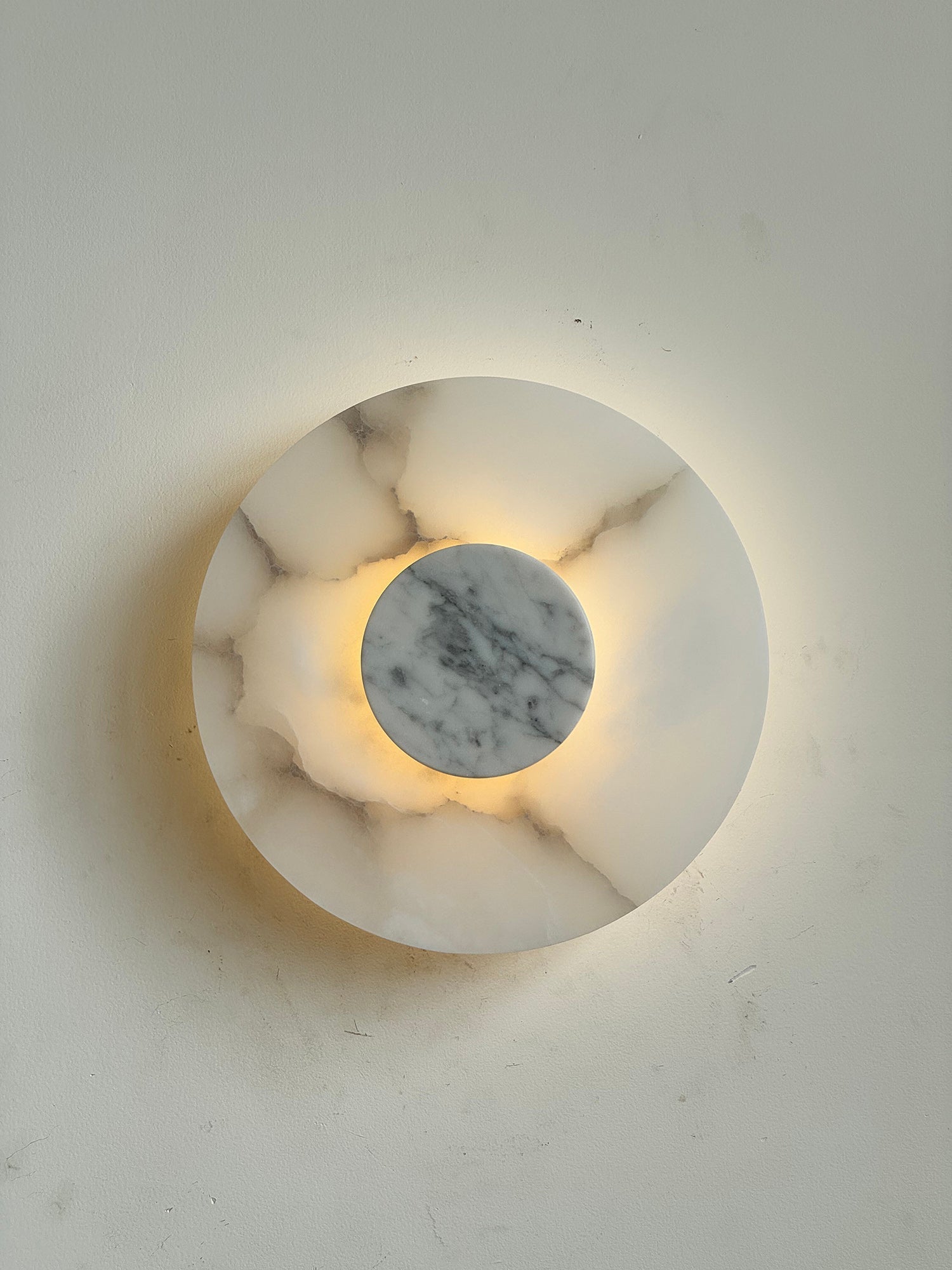 Rauduvyi Modern Minimalist Alabaster Wall Lamp - Neutralighting
