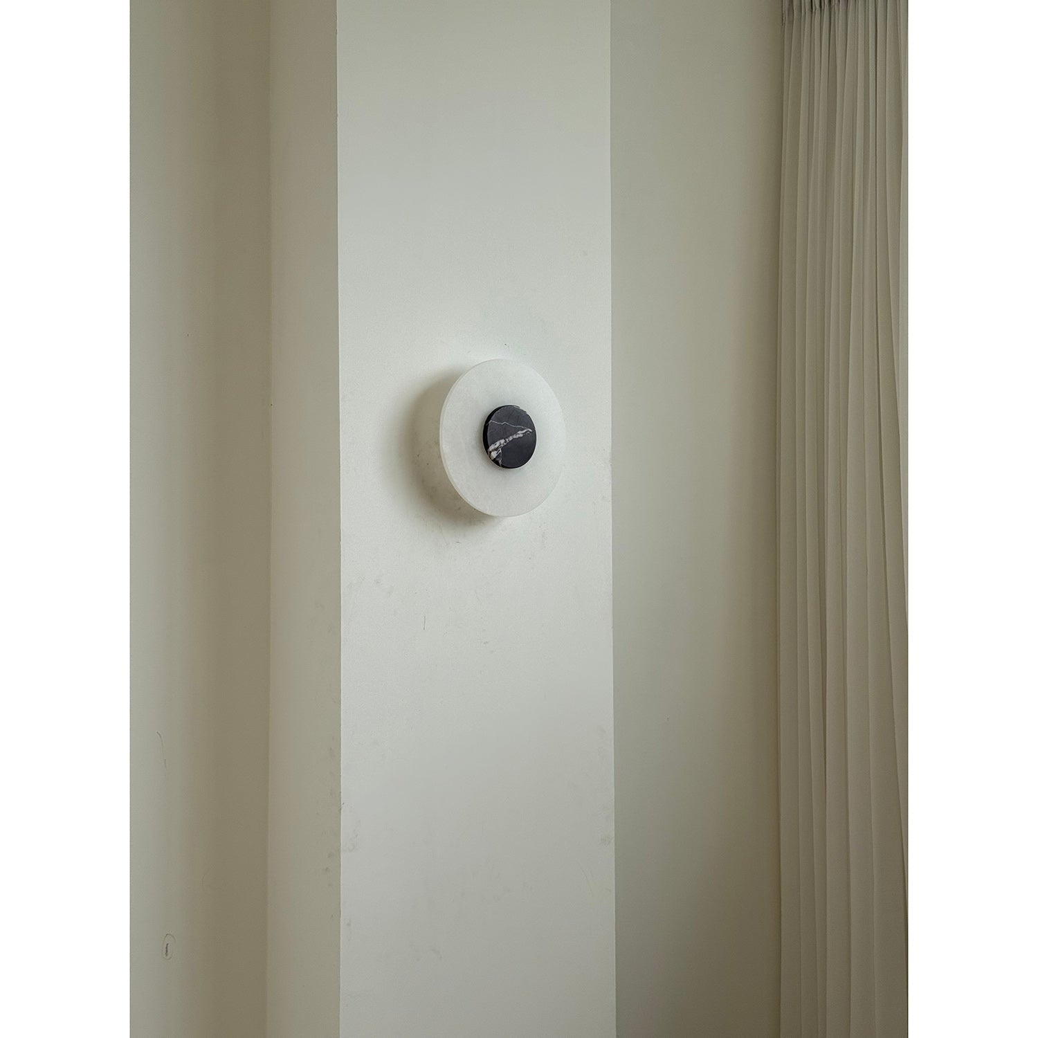 Rauduvyi Modern Minimalist Alabaster Wall Lamp - Neutralighting