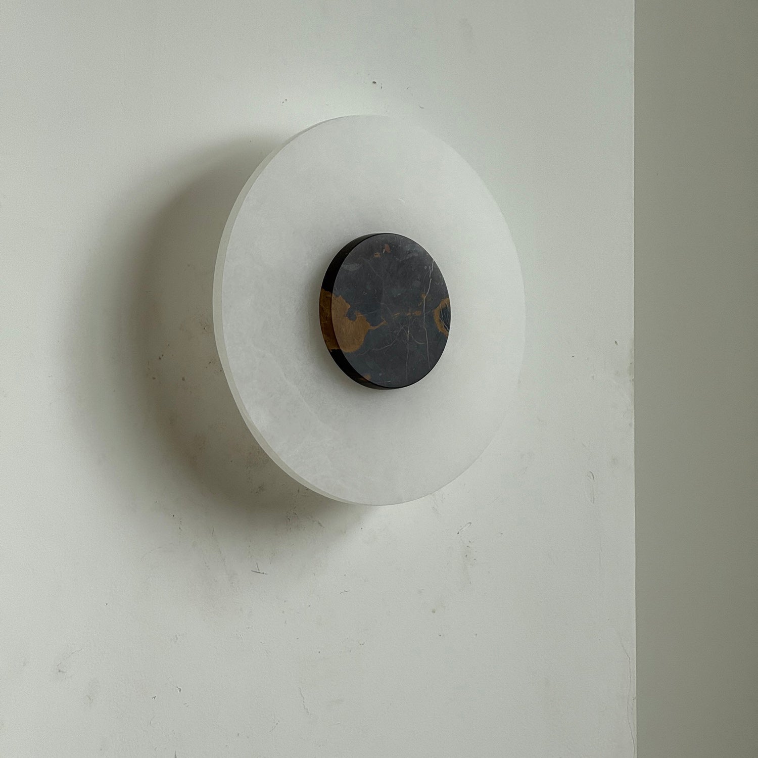 Rauduvyi Modern Minimalist Alabaster Wall Lamp - Neutralighting