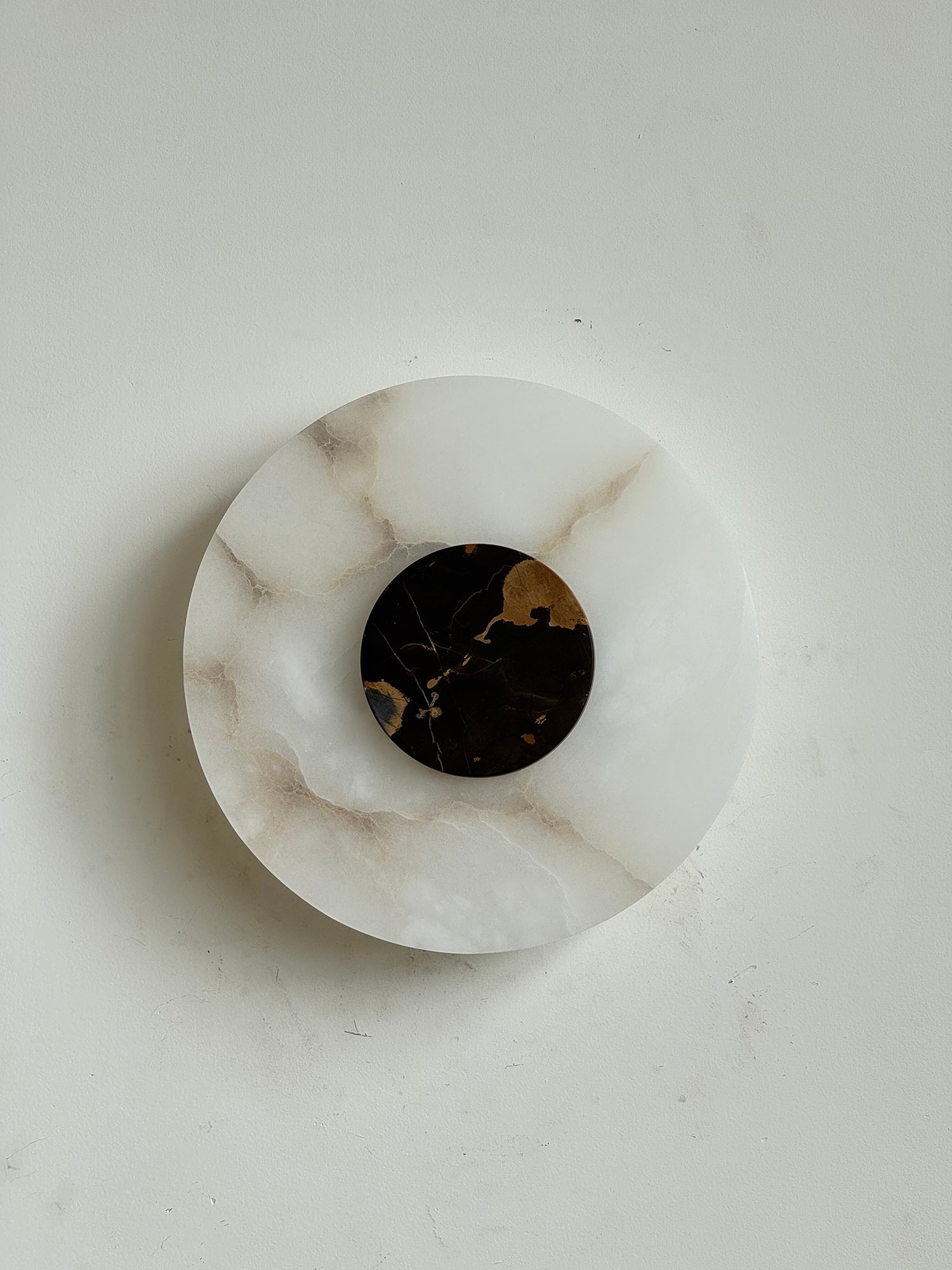 Rauduvyi Modern Minimalist Alabaster Wall Lamp - Neutralighting