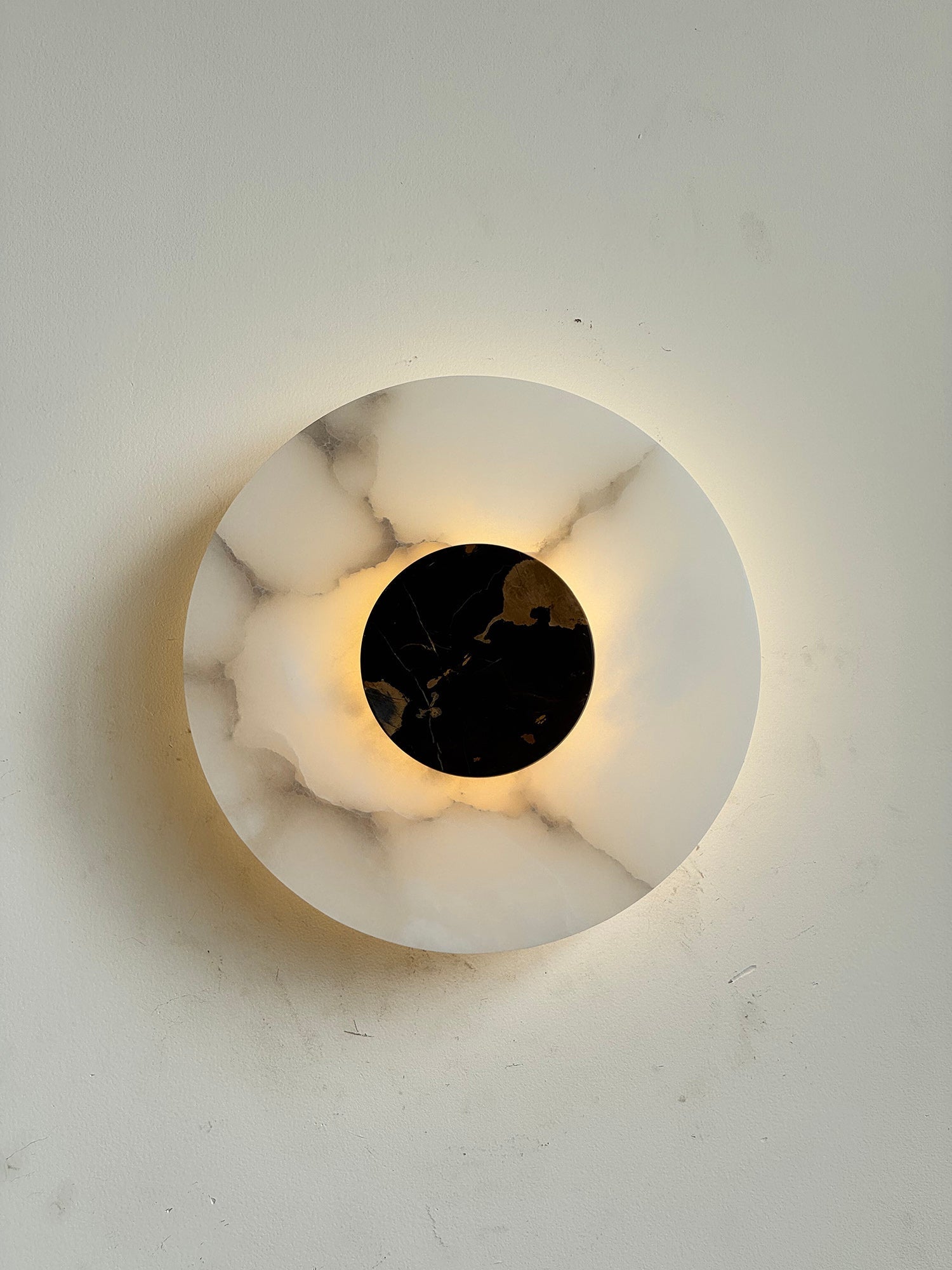 Rauduvyi Modern Minimalist Alabaster Wall Lamp - Neutralighting