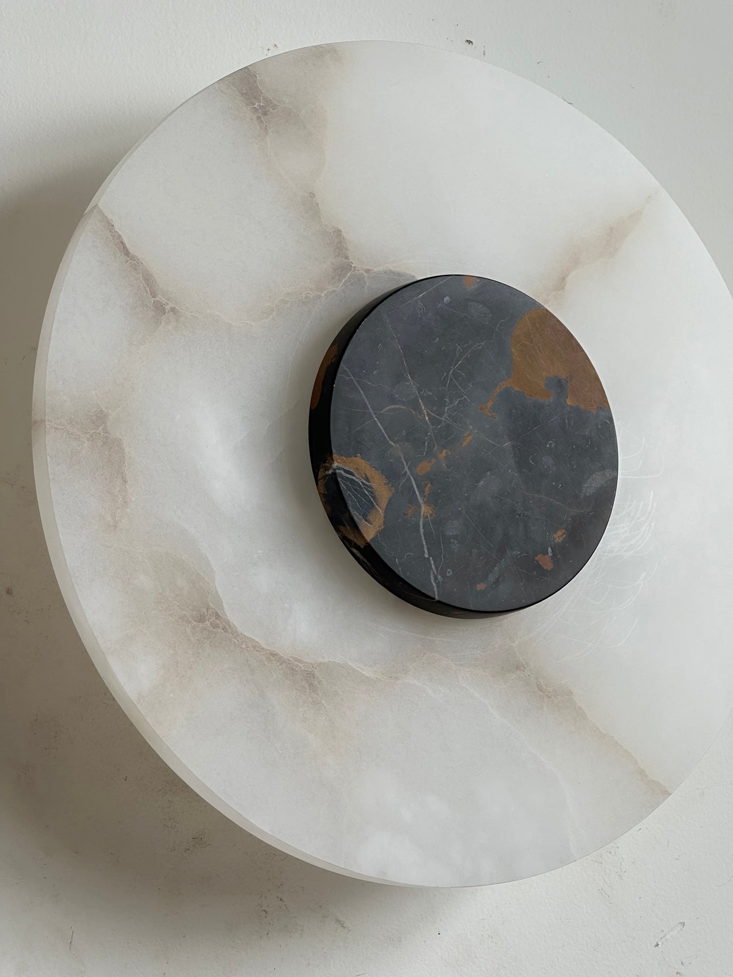 Rauduvyi Modern Minimalist Alabaster Wall Lamp - Neutralighting