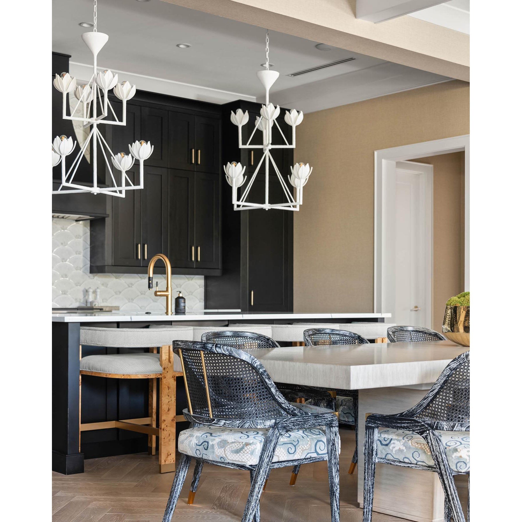 Alberto Modern Minimalist Floral Brass Chandelier - Neutralighting