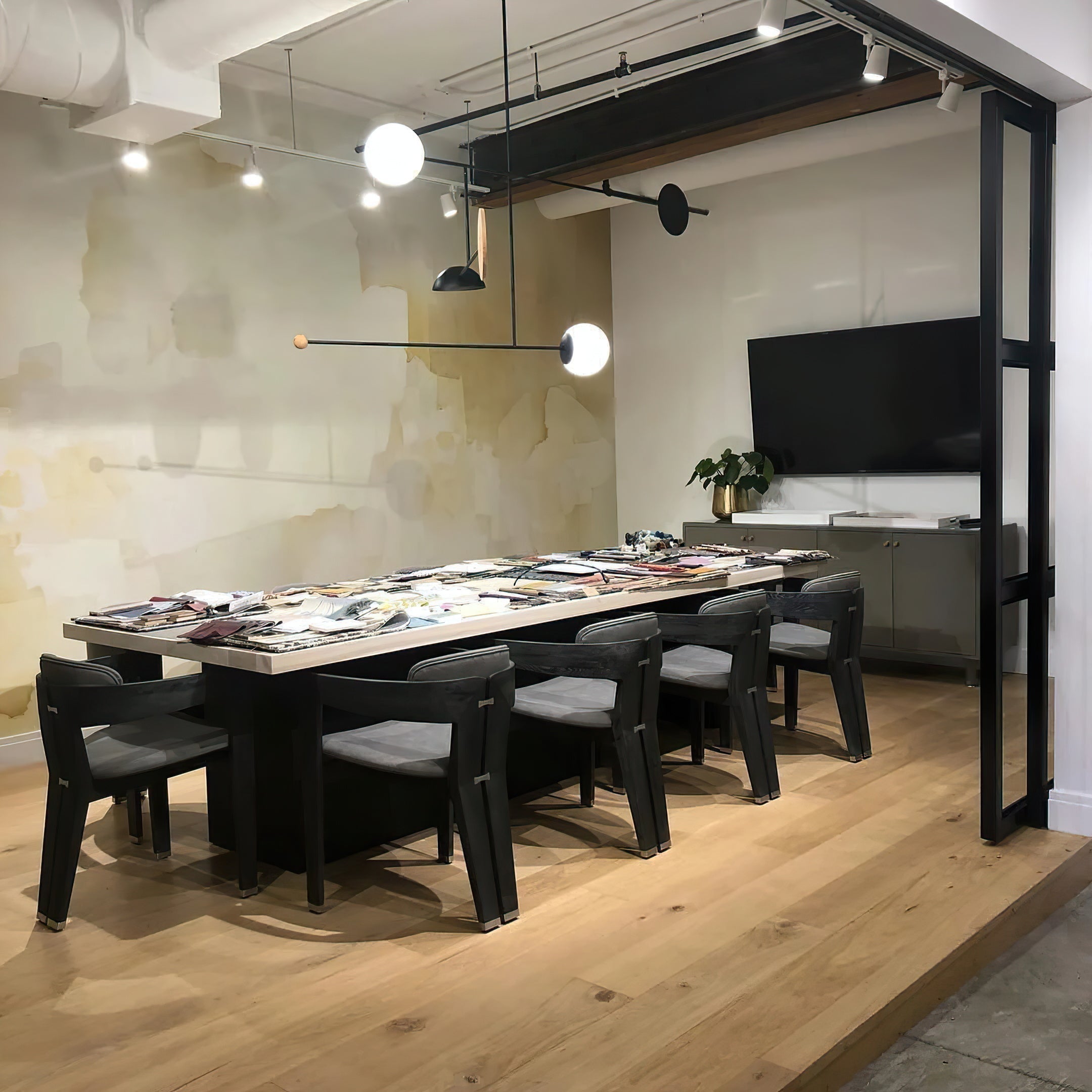Orbital Balance Modern Linear Pendant Light - Neutralighting