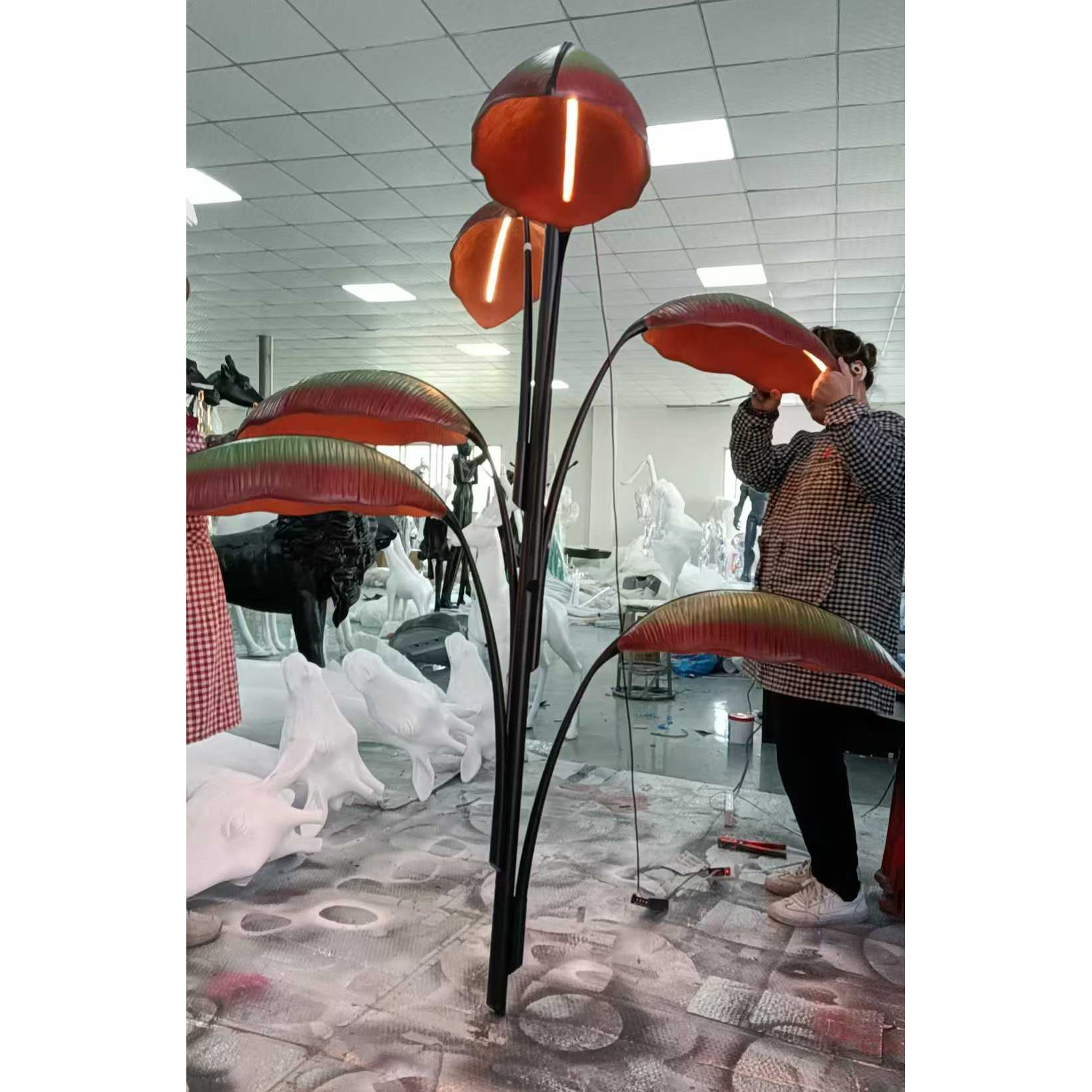 Rauduvyu Modern Minimalist Leaf Black Metal Chandelier - Neutralighting