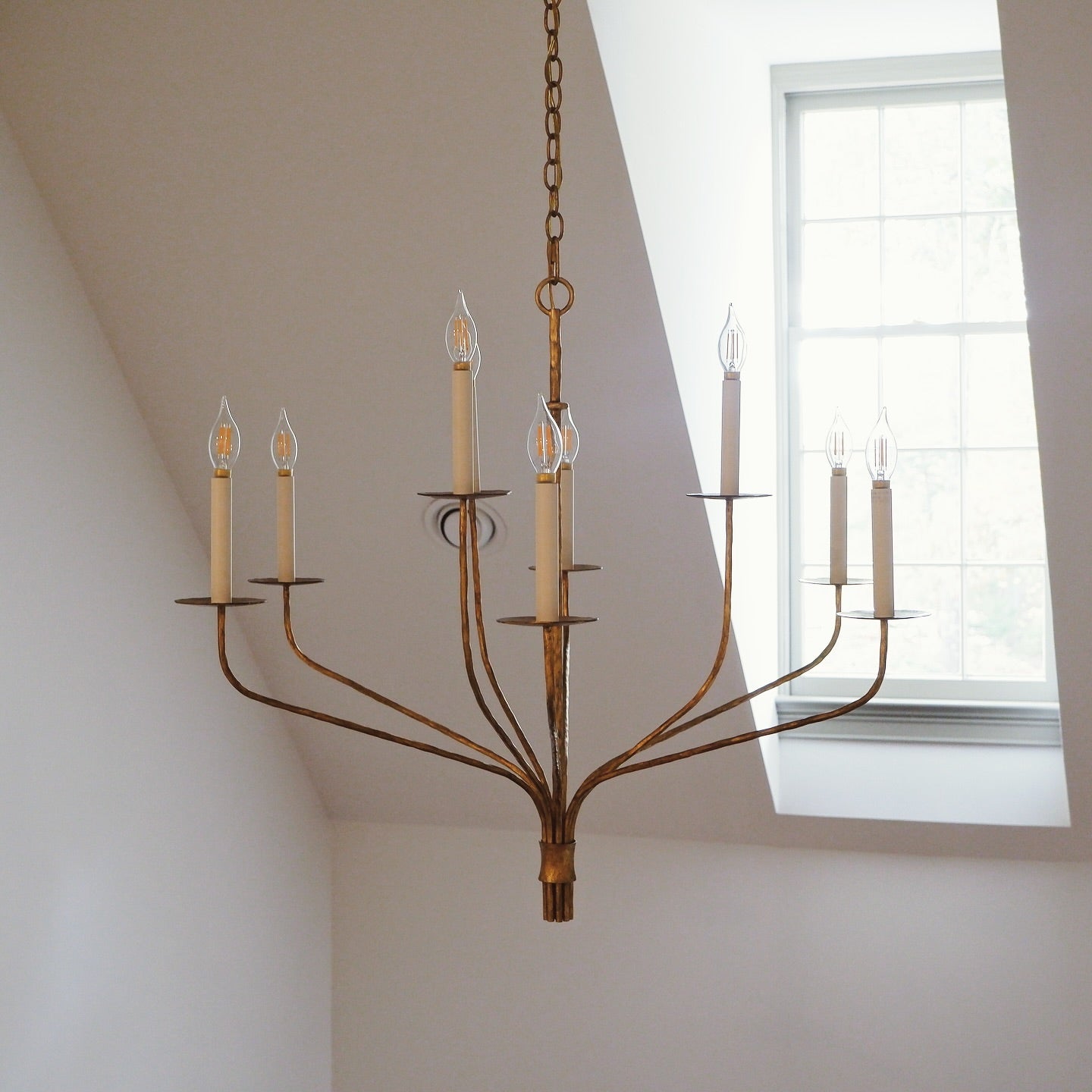 Caeluvyh Vintage Industrial Black Metal Chandelier - Neutralighting