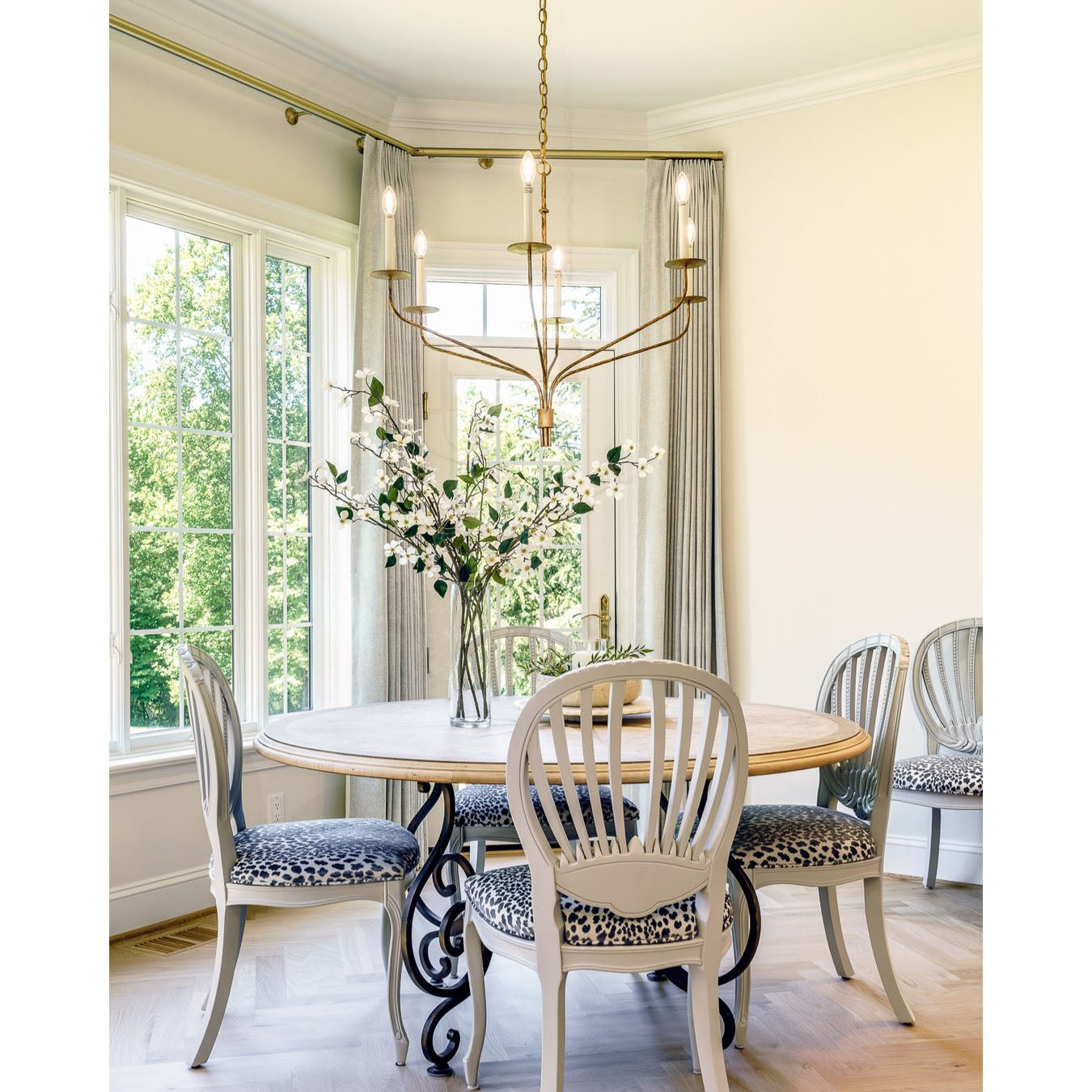 Caeluvyh Vintage Industrial Black Metal Chandelier - Neutralighting