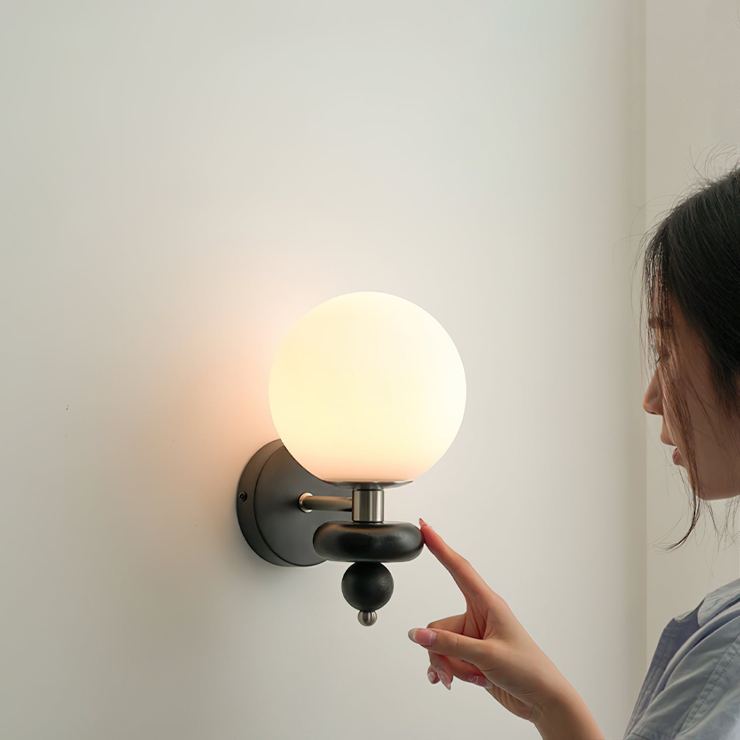 Evelo Modern Globe Wall Lamp - Neutralighting