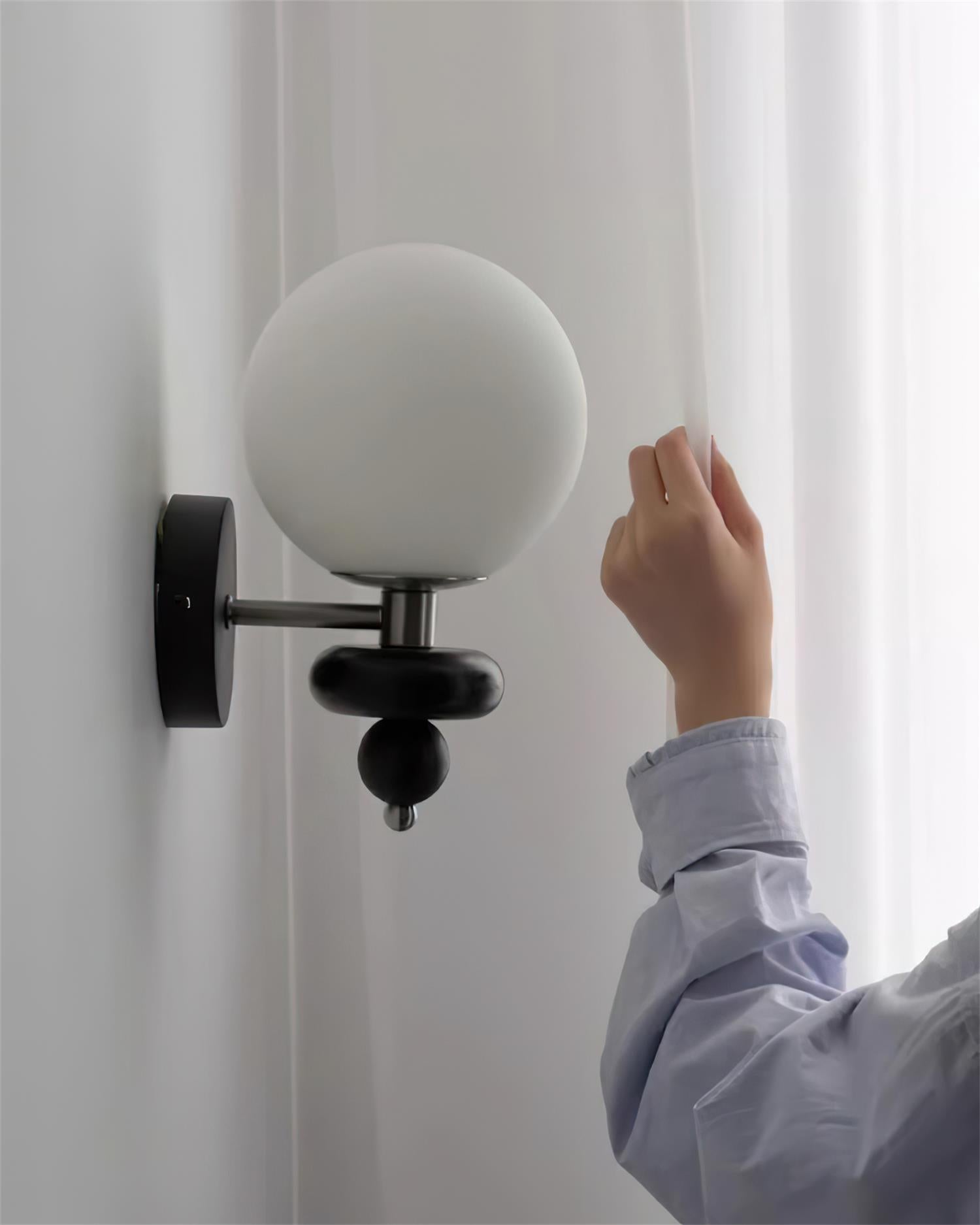 Evelo Modern Globe Wall Lamp - Neutralighting
