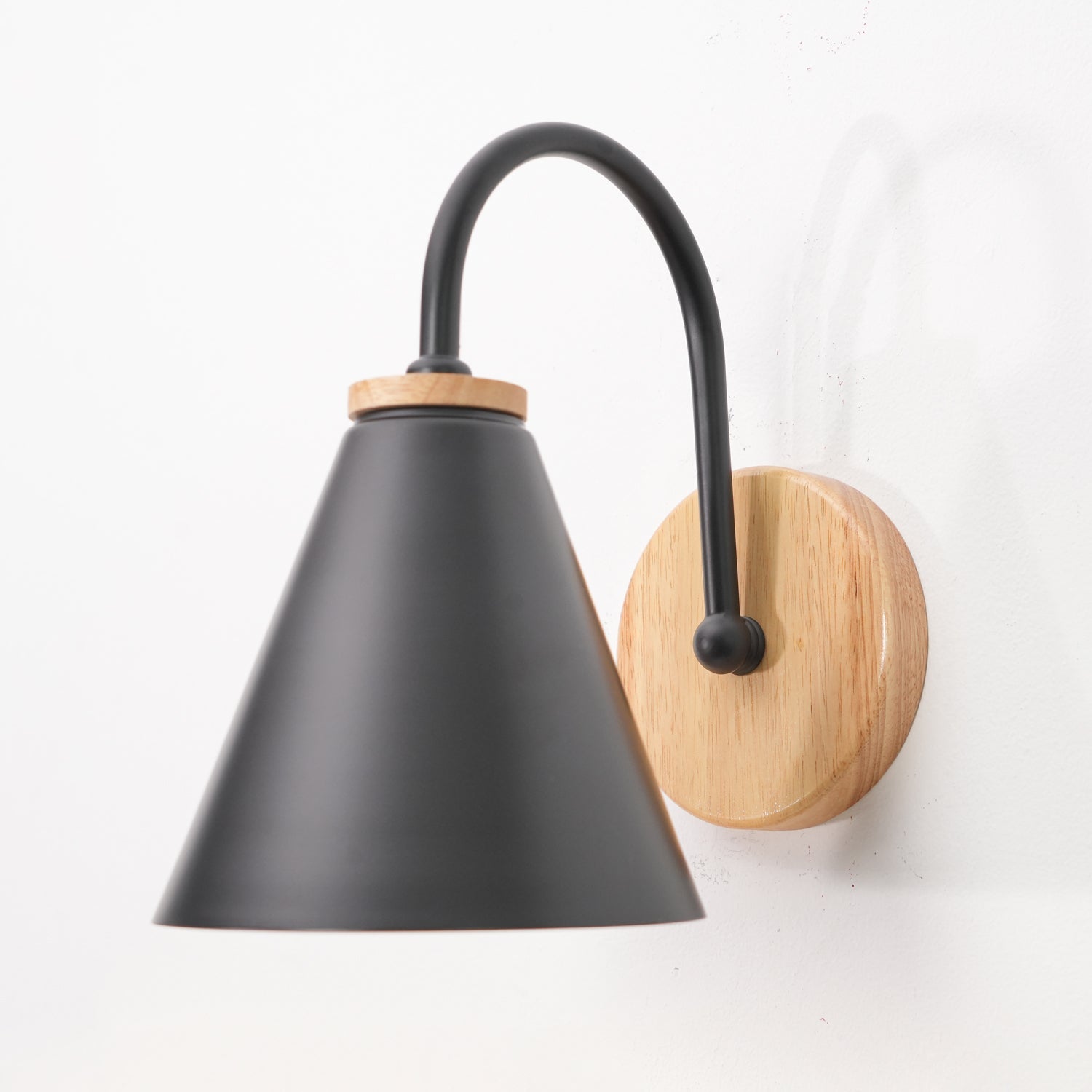 Sern Nordic Wood Wall Lamp - Neutralighting