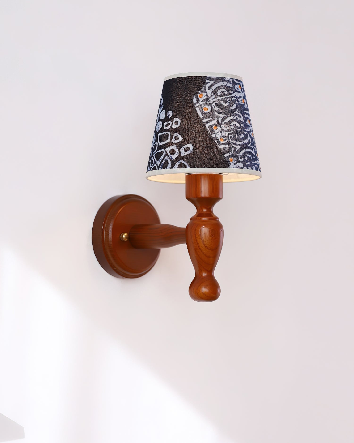 Mapleleaf Wooden Wall Lamp - Neutralighting