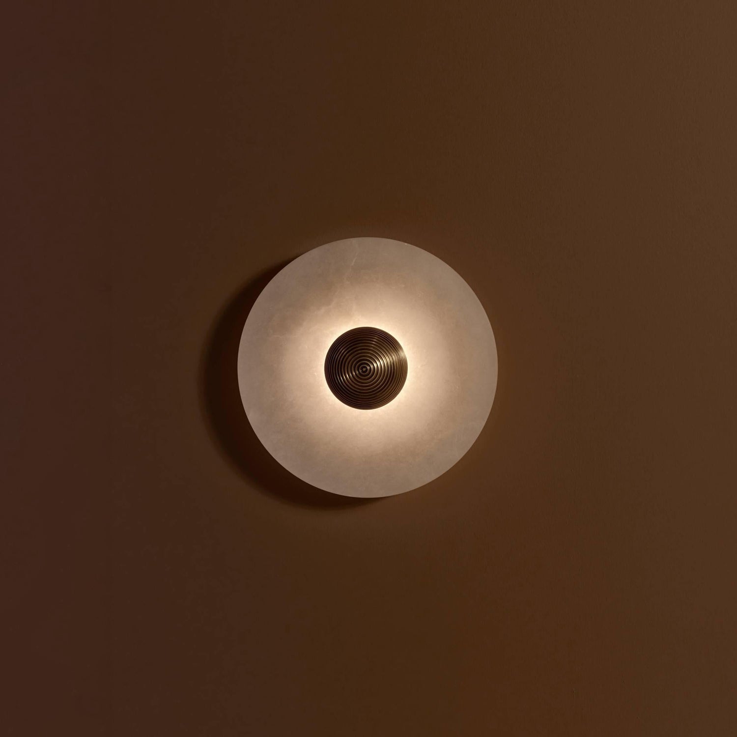 Round Wall Lamp Alabaster Fluted Brass - Neutralighting