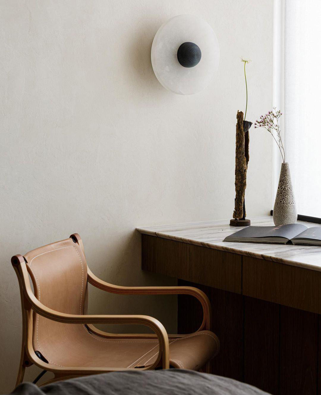 Round Wall Lamp Alabaster Fluted Brass - Neutralighting
