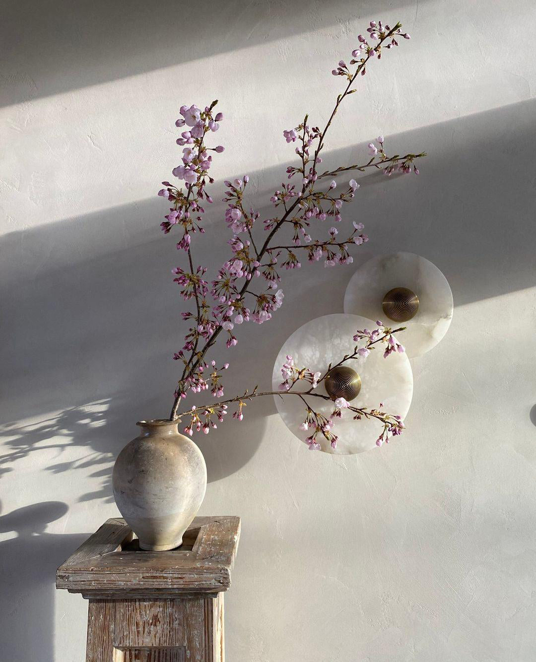 Round Wall Lamp Alabaster Fluted Brass - Neutralighting
