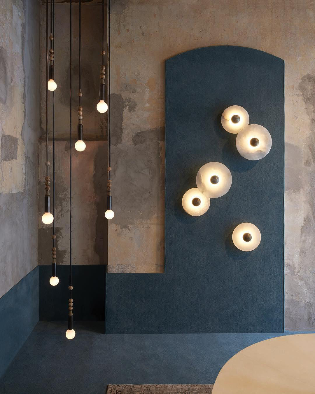 Round Wall Lamp Alabaster Fluted Brass - Neutralighting