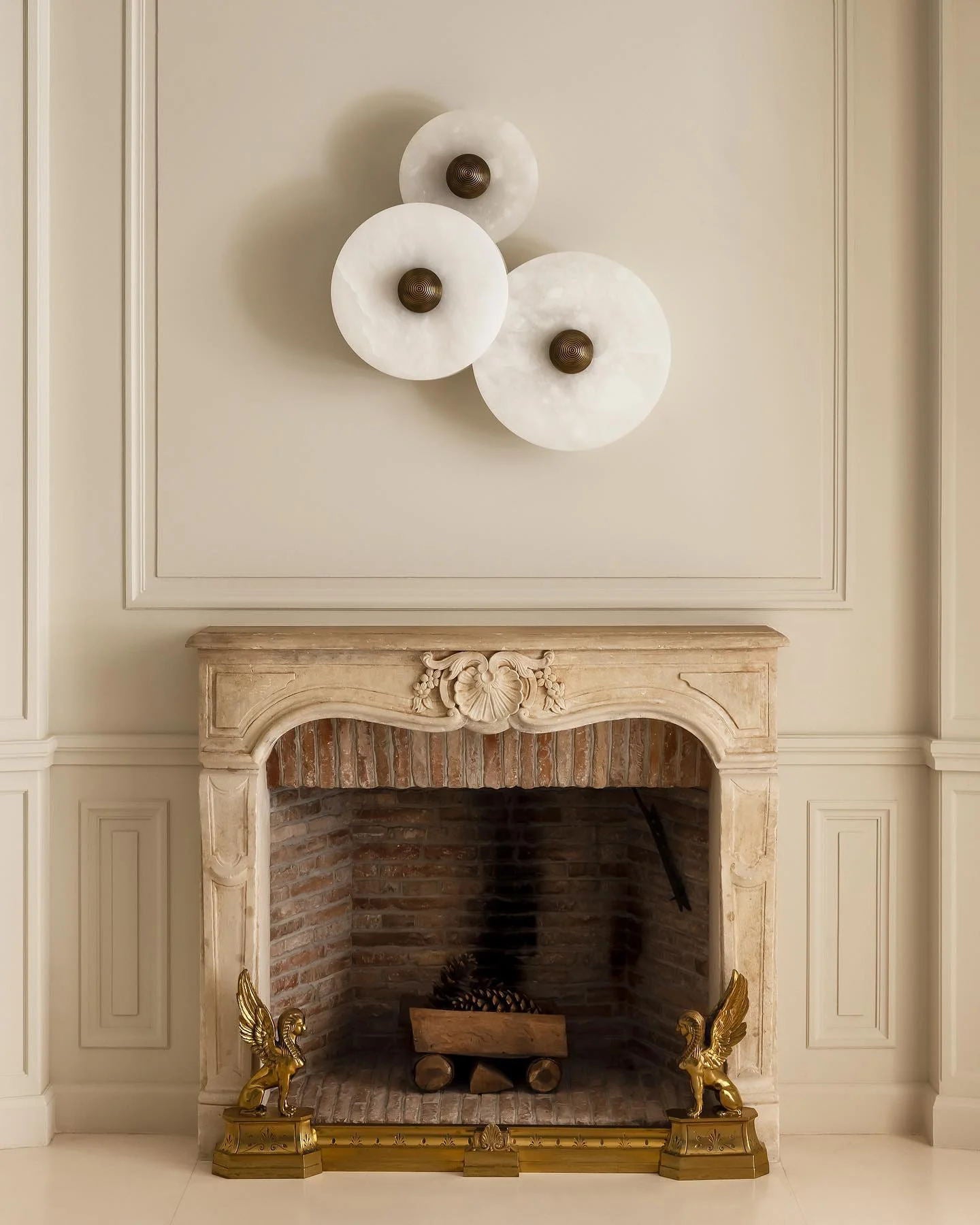 Round Wall Lamp Alabaster Fluted Brass - Neutralighting
