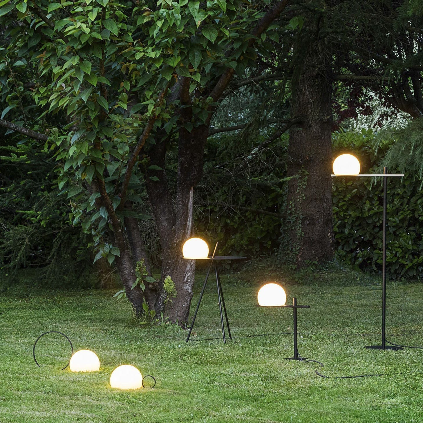 Ray Solar Tripod Outdoor Table Floor Lamp - Neutralighting