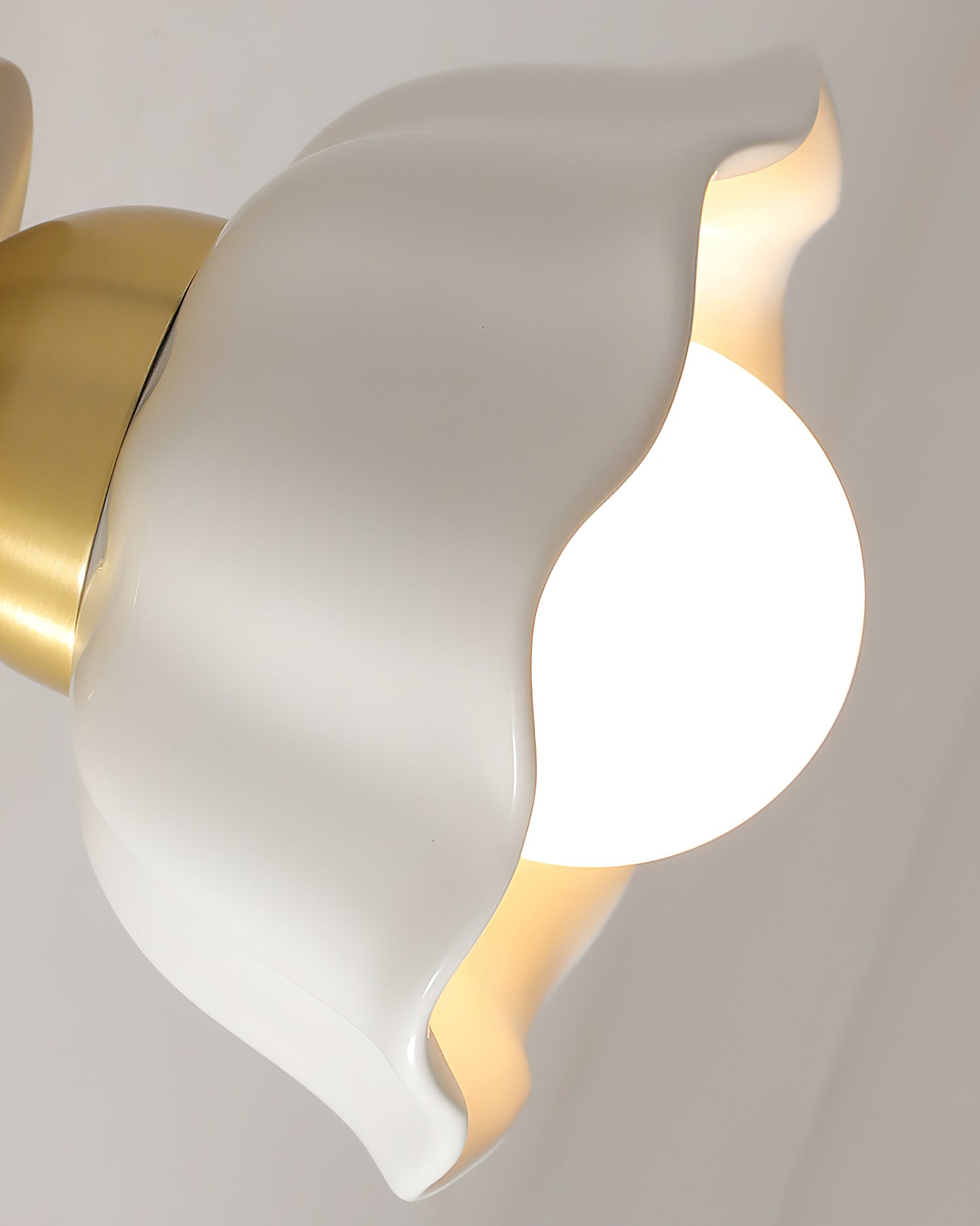 Wall Lamp Brass and Ceramic Wavy Shade Globe Accent Retro Artistic - Neutralighting